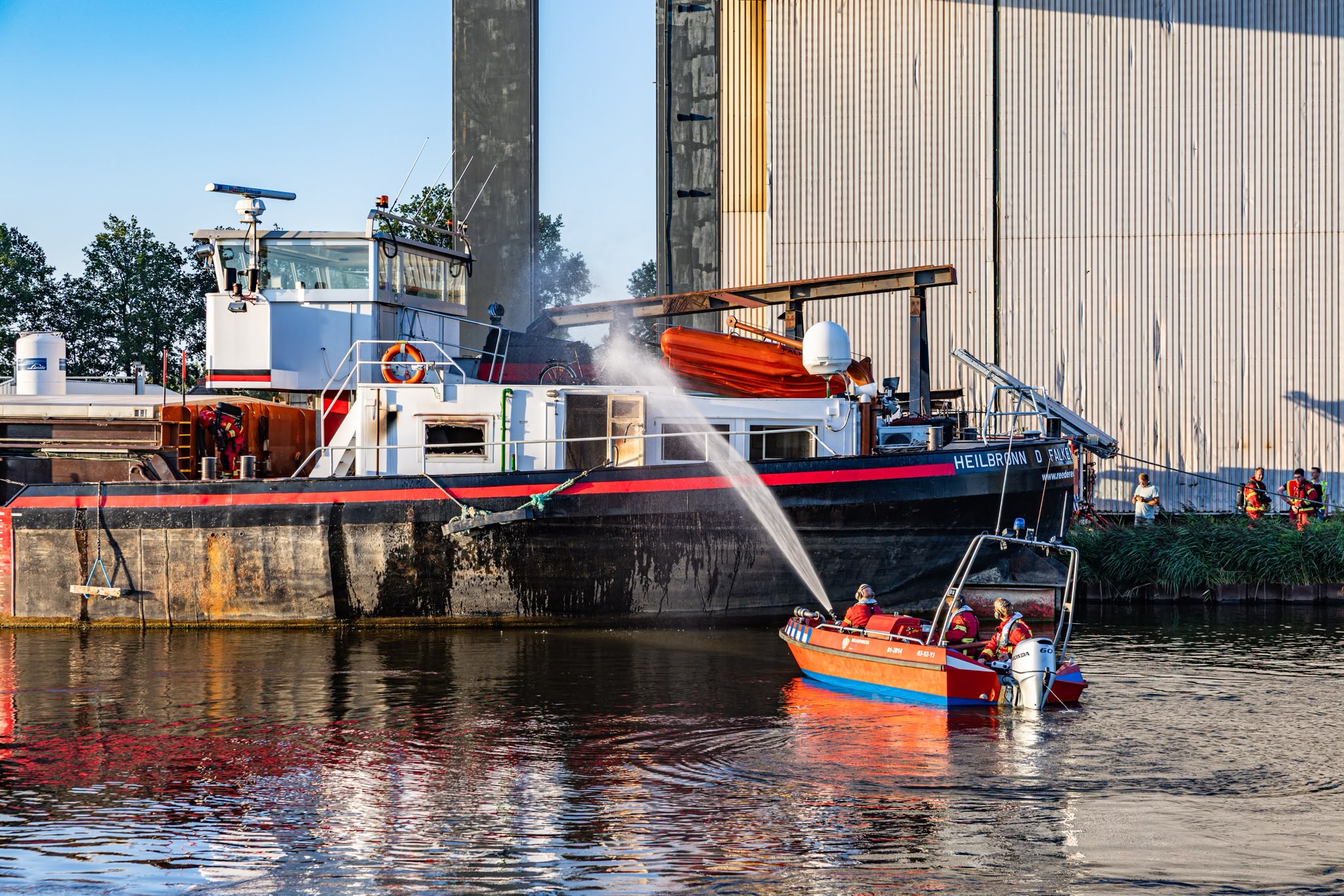 Uitslaande brand op binnenvaartschip Winschoterdiep onder controle