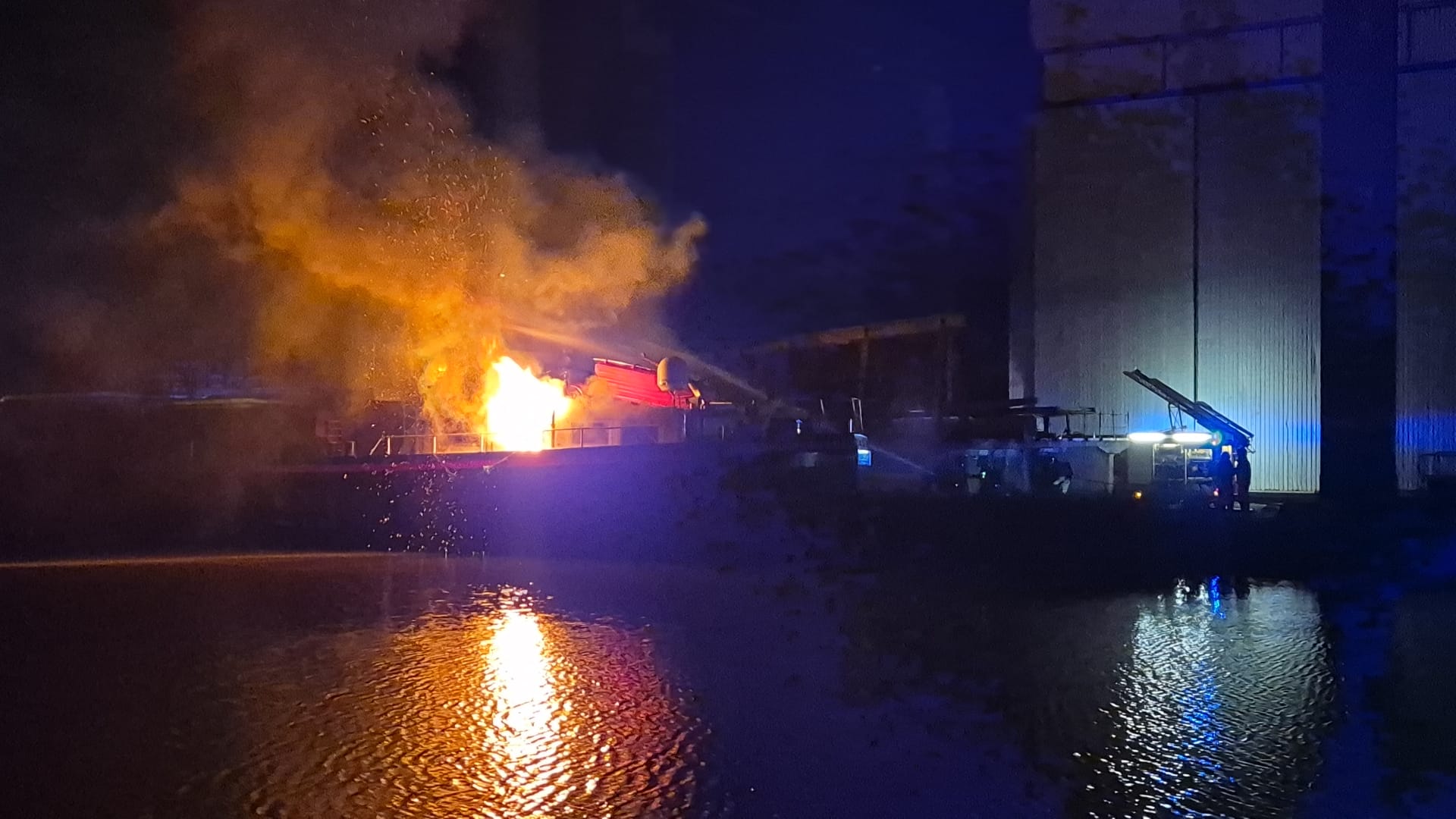 Opnieuw uitslaande brand op binnenvaartschip Winschoterdiep