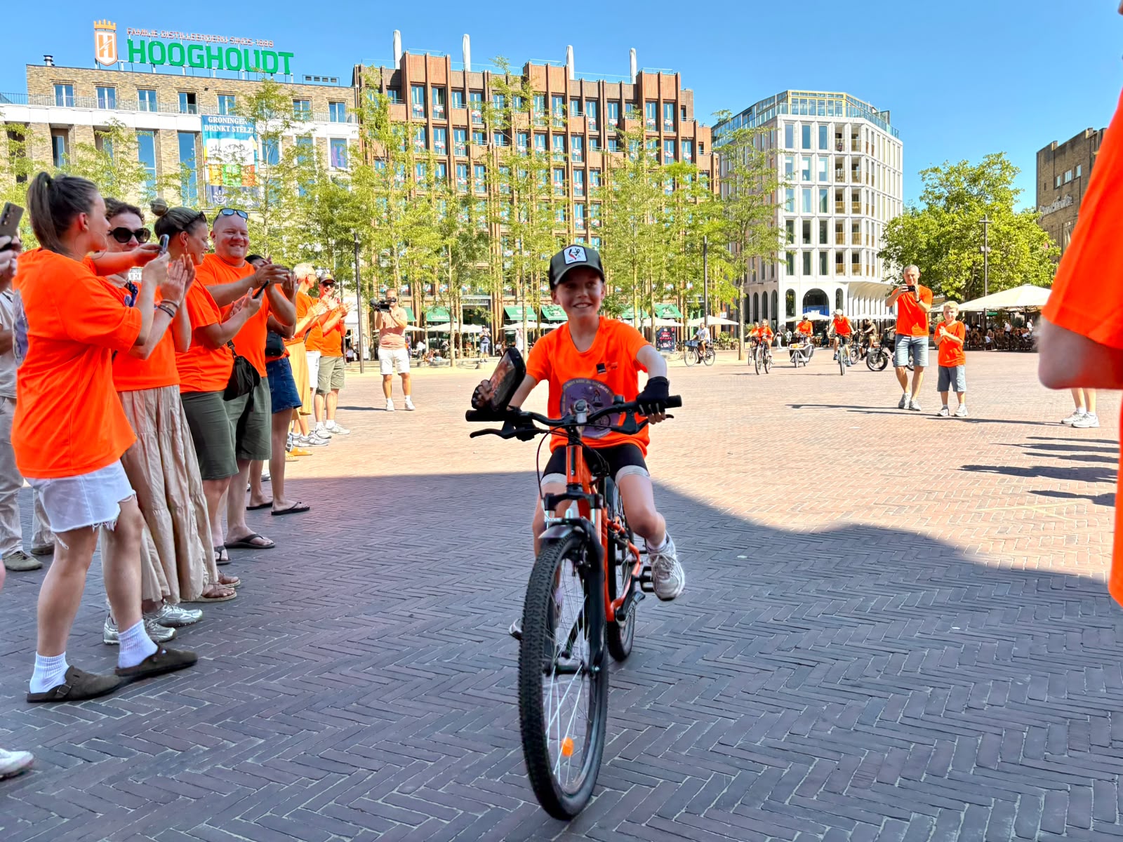 Sam (11) haalt 31.000 euro op voor KiKa met fietstocht van Maastricht naar Stad voor overleden vrien