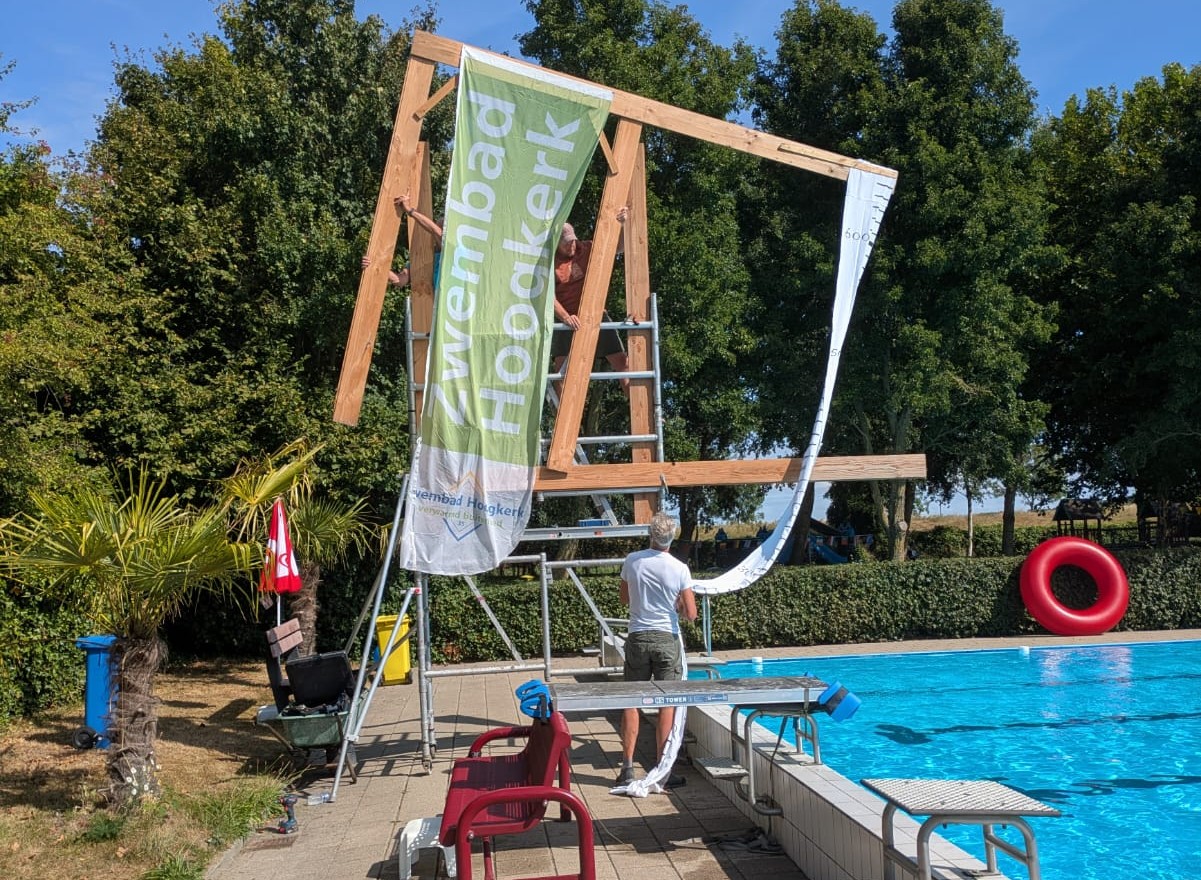 Hoogkerk sluit vakantie zondag af met zomerfeest: strijd om hoogste plons in openluchtzwembad