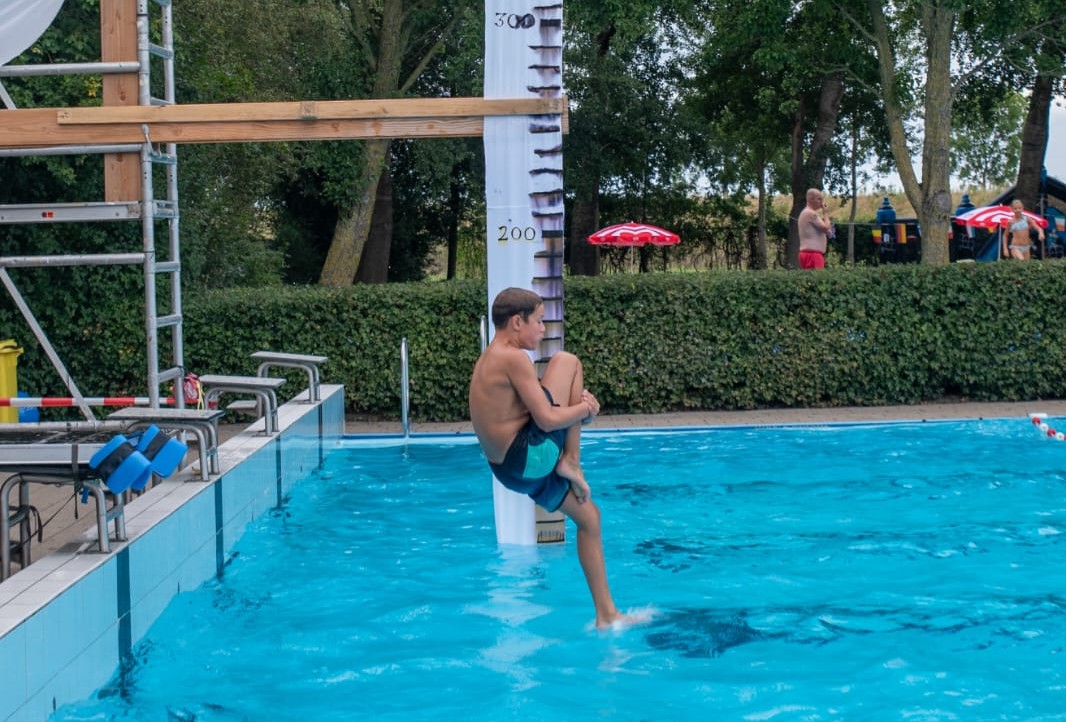 Eerste WK Bommetje Hoogkerk groot succes: “Van 5 tot 75 jaar sprongen mee; de druppels hangen nog aa