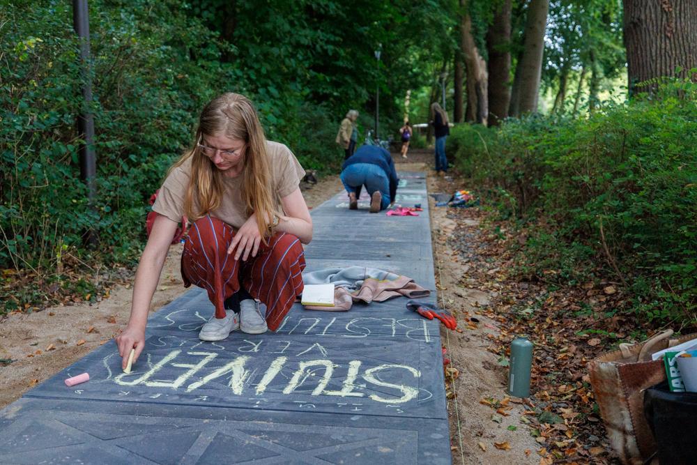 Actiegroepen demonstreren in Sterrebos tegen aanleg tegelpad: “Groen denken, grijs doen”