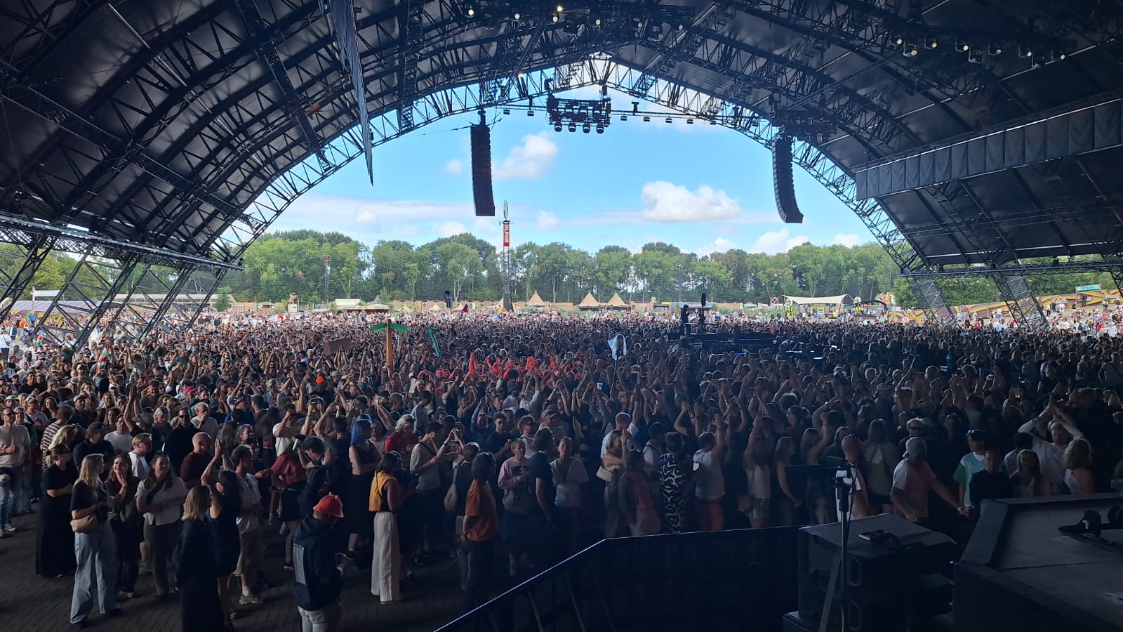 NNO verovert Lowlands opnieuw: “Terwijl wij aria’s spelen, zie je het publiek raven en uit hun plaat