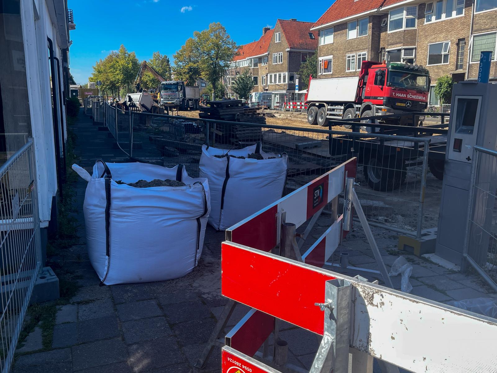 Zandzakken en hekken moeten stoepfietsers op de Korreweg tegenhouden