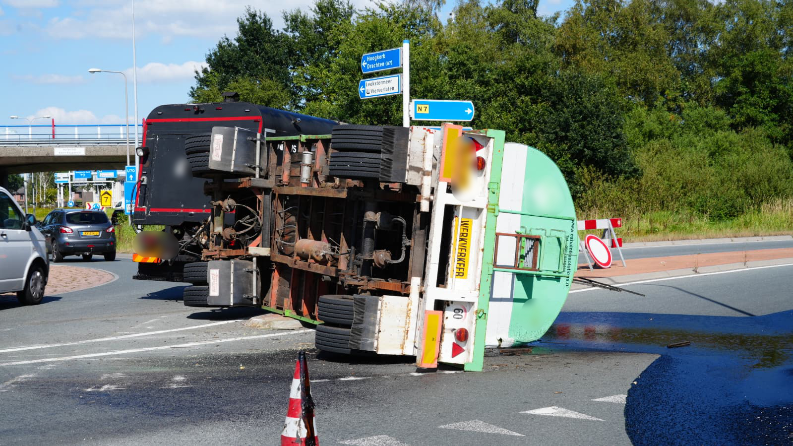 Verkeersdrukte rond op- en afrit Ring-Zuid bij Hoogkerk door gekantelde aanhanger met vloeibare bitu