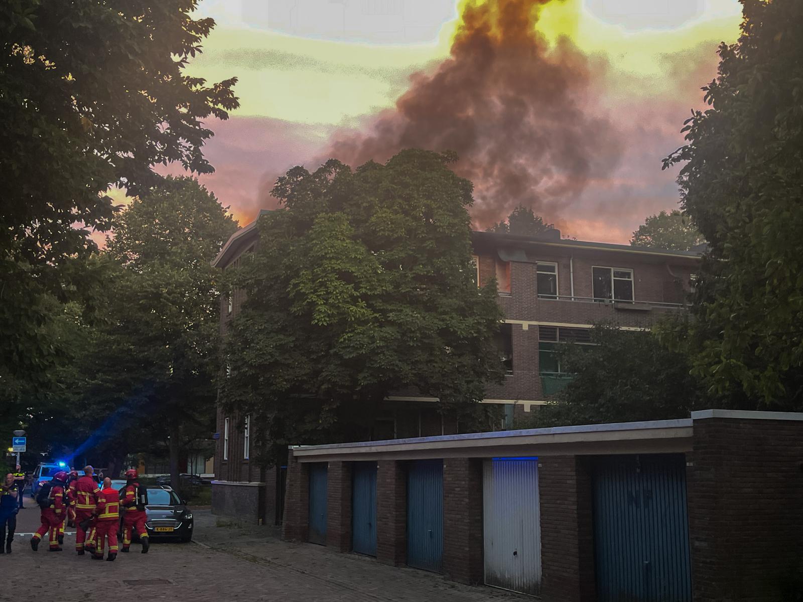 Uitslaande brand in portiekflat Indische Buurt
