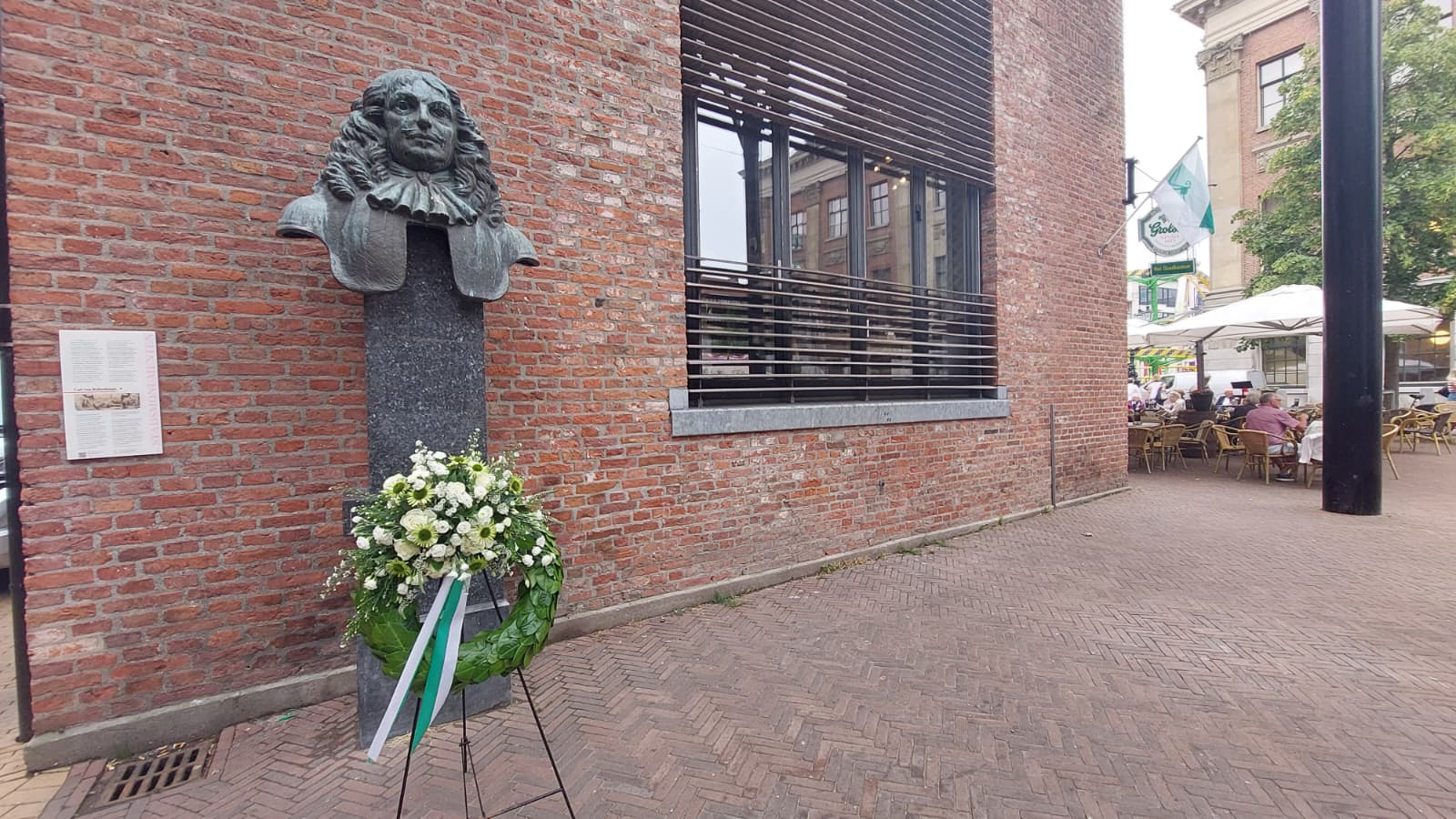 Programma Groningens Ontzet van start met luidende klokken in Martinitoren en kranslegging op Waagpl