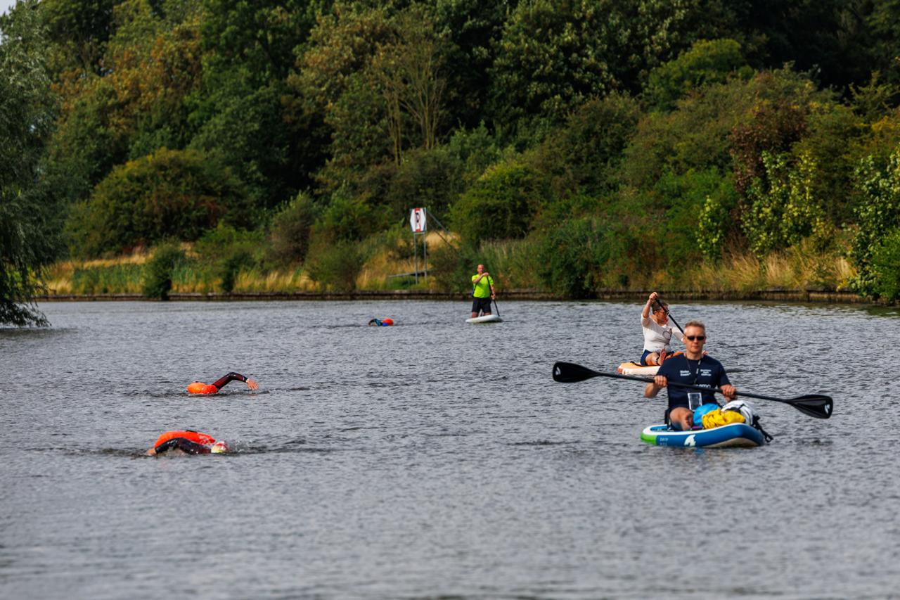 Bikkelen tegen wind en regen levert Groningen Swim Challenge ruim 207.000 euro op: “Trots op alle zw