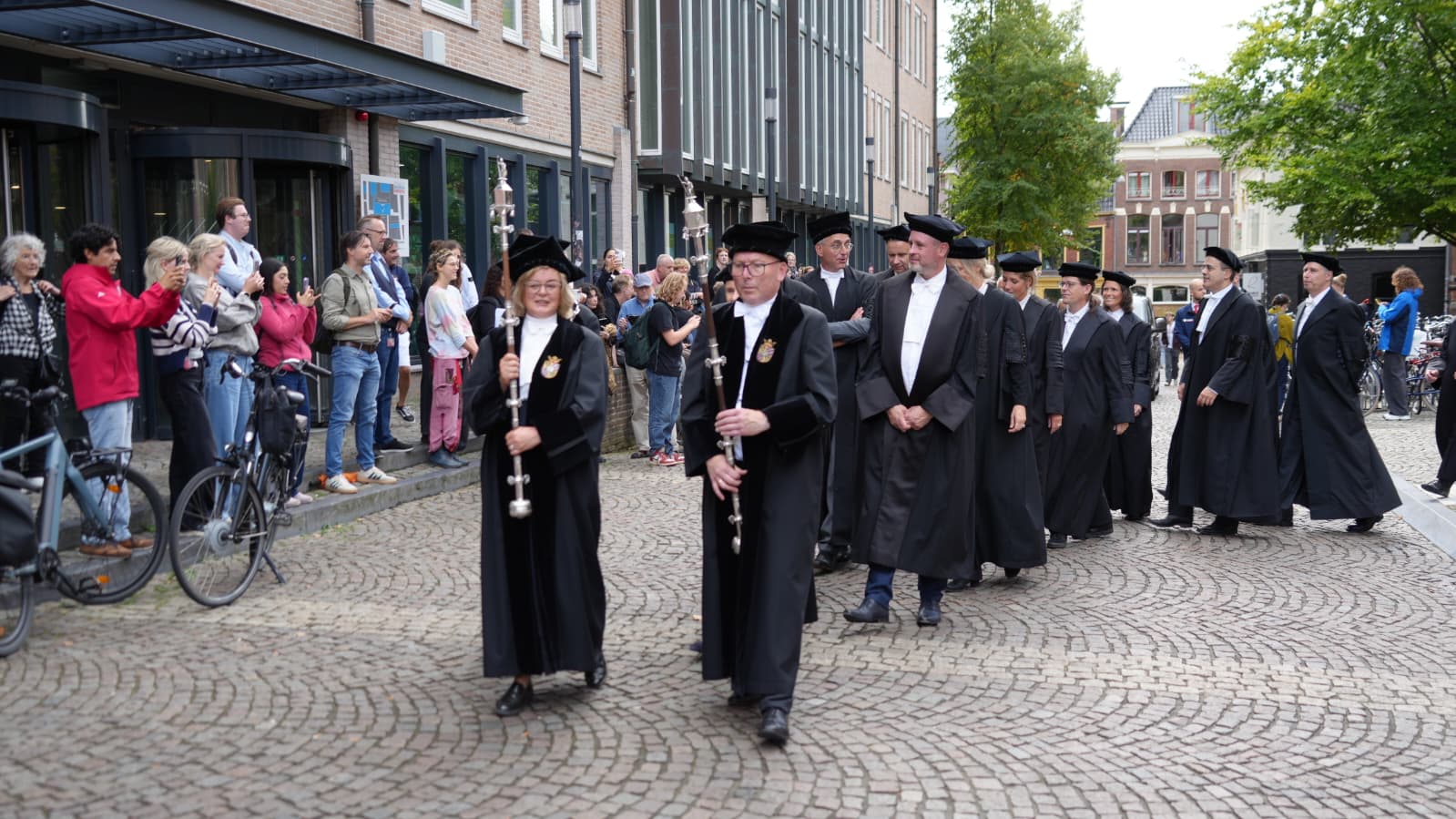 Professoren in cortège naar Martinikerk voor opening Academisch Jaar, minister houdt digitaal praatj