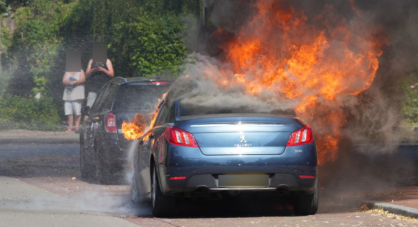 Auto brandt uit op Molenweg in Haren