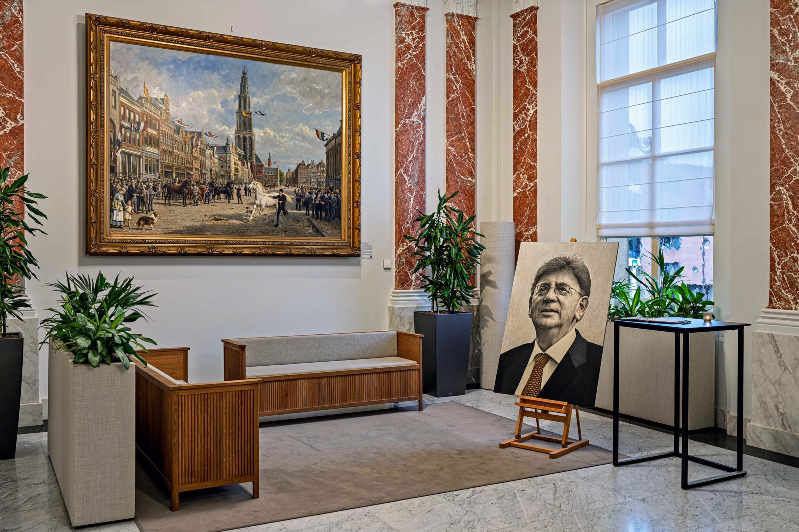 Vlaggen Stadhuis halfstok vanwege herdenking Wallage