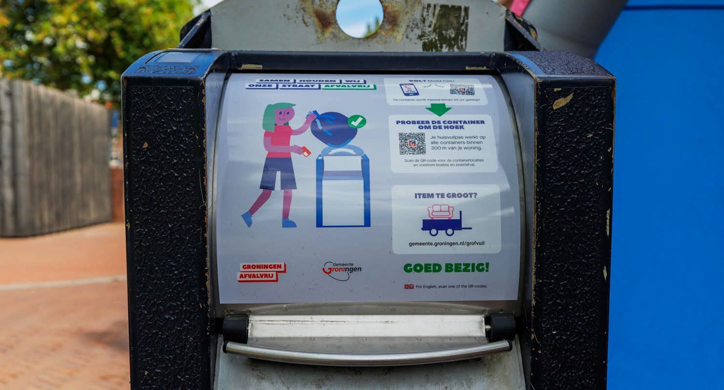 Sticker met uitleg op afvalcontainers moet rommel op straat voorkomen
