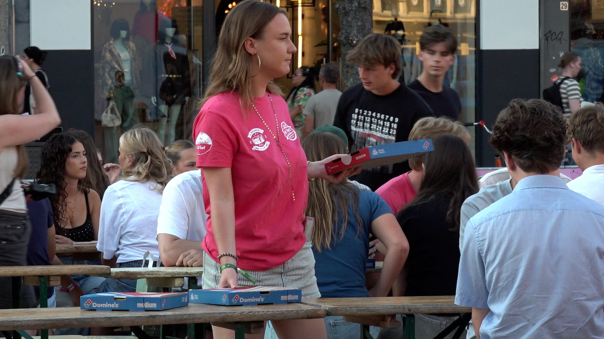 Brakke KEI-lopers aan de pizza op Vismarkt