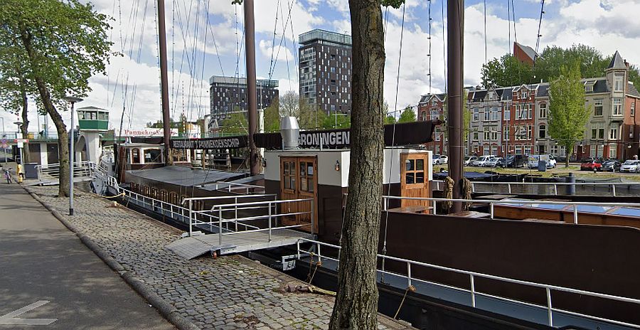Raad van State buigt zich drie jaar na verhuizing nog eens over pannenkoekschip aan Oosterkade