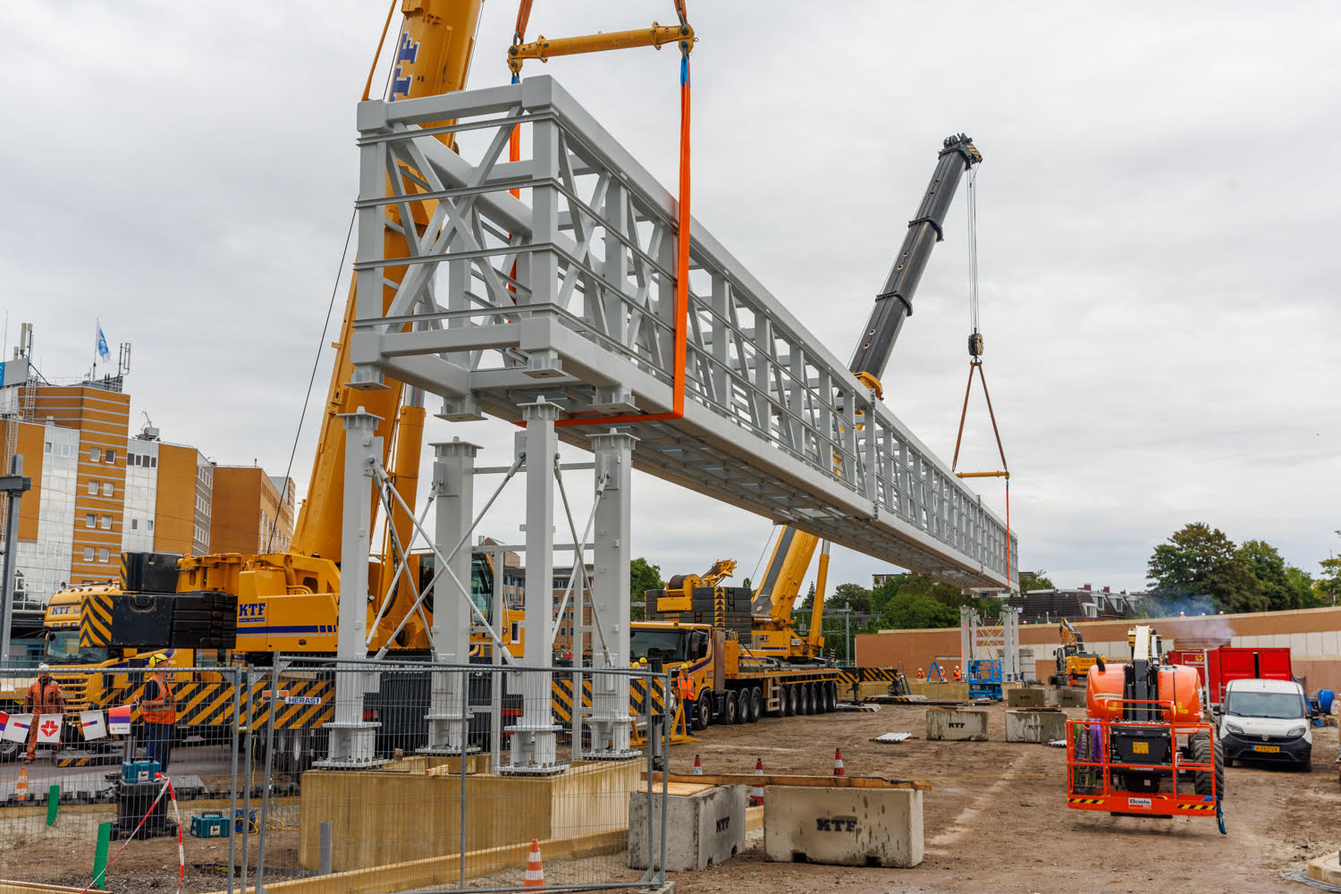 Metalen ‘dak’ van 95 ton voor nieuw laadstation bussen geplaatst