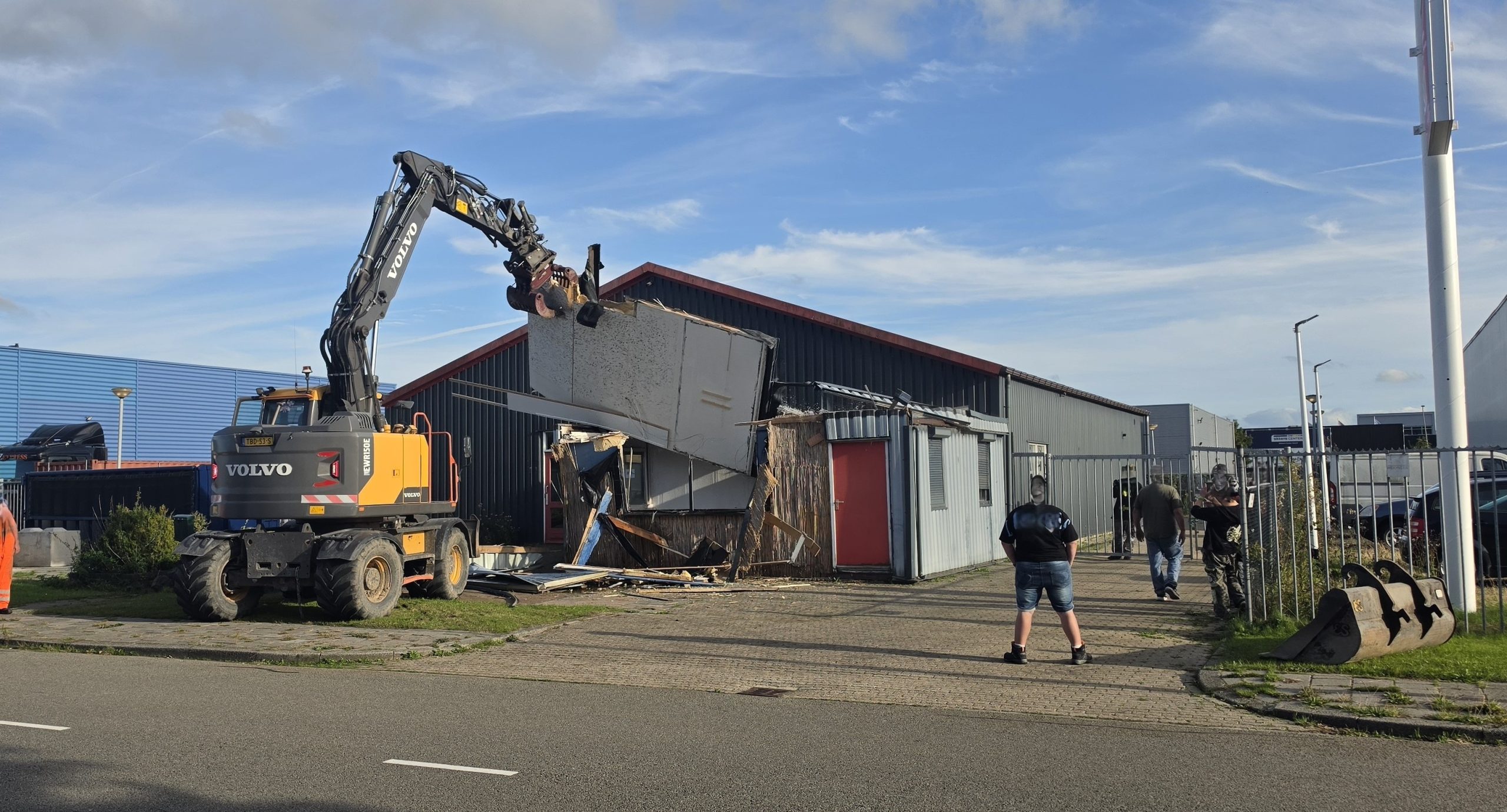 Krakers verlaten pand Stavangerweg nadat eigenaar gebouw deels afbreekt met graafmachine