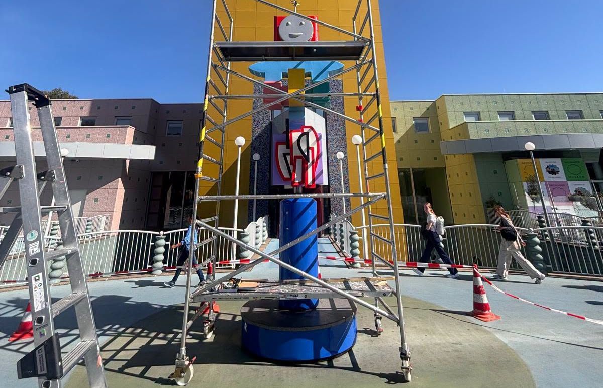 ‘Totem van Mendini’ is terug op de brug voor het Groninger Museum