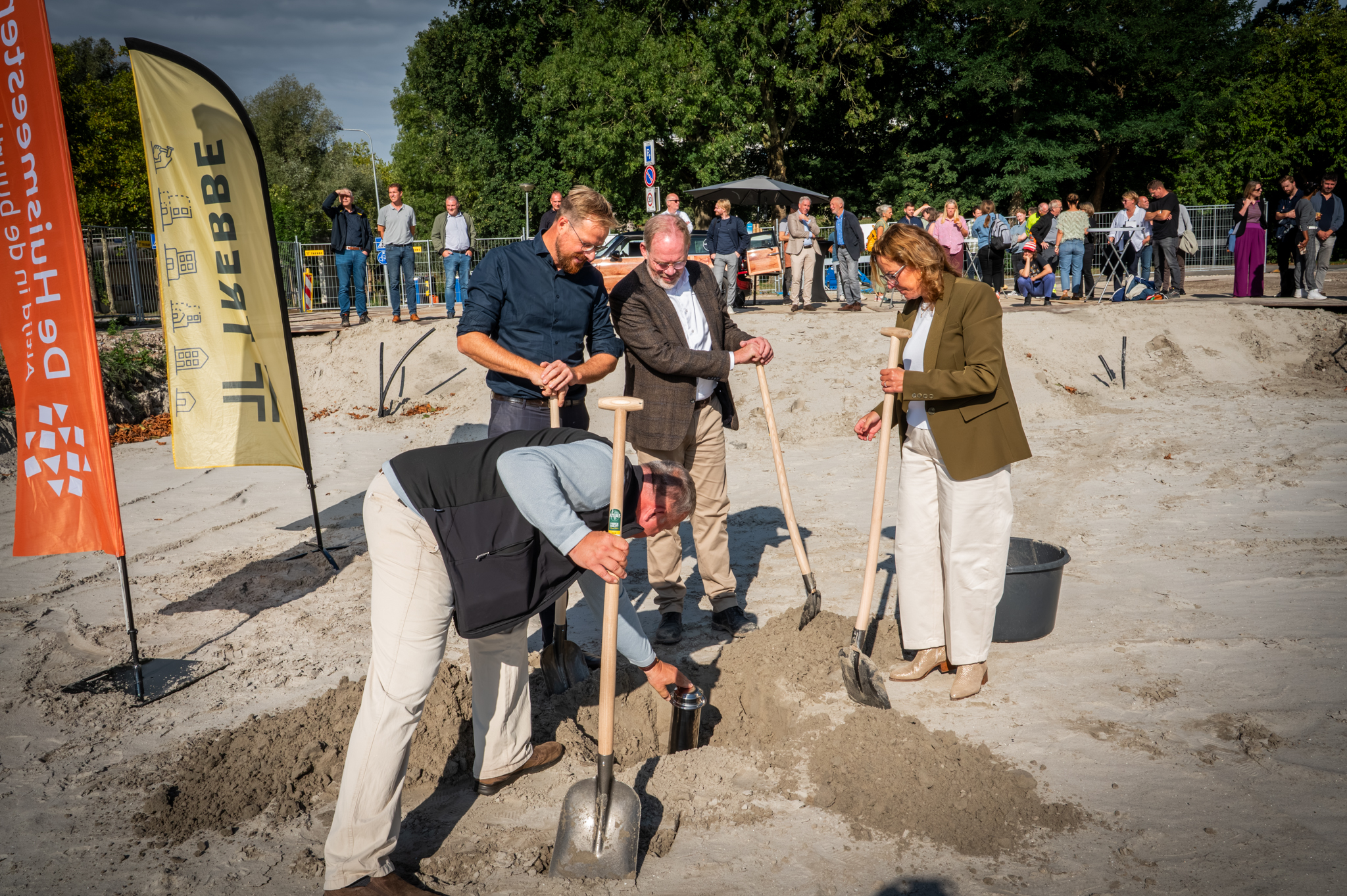 Woningbouw Asingastraat begint met begraven van tijdcapsule
