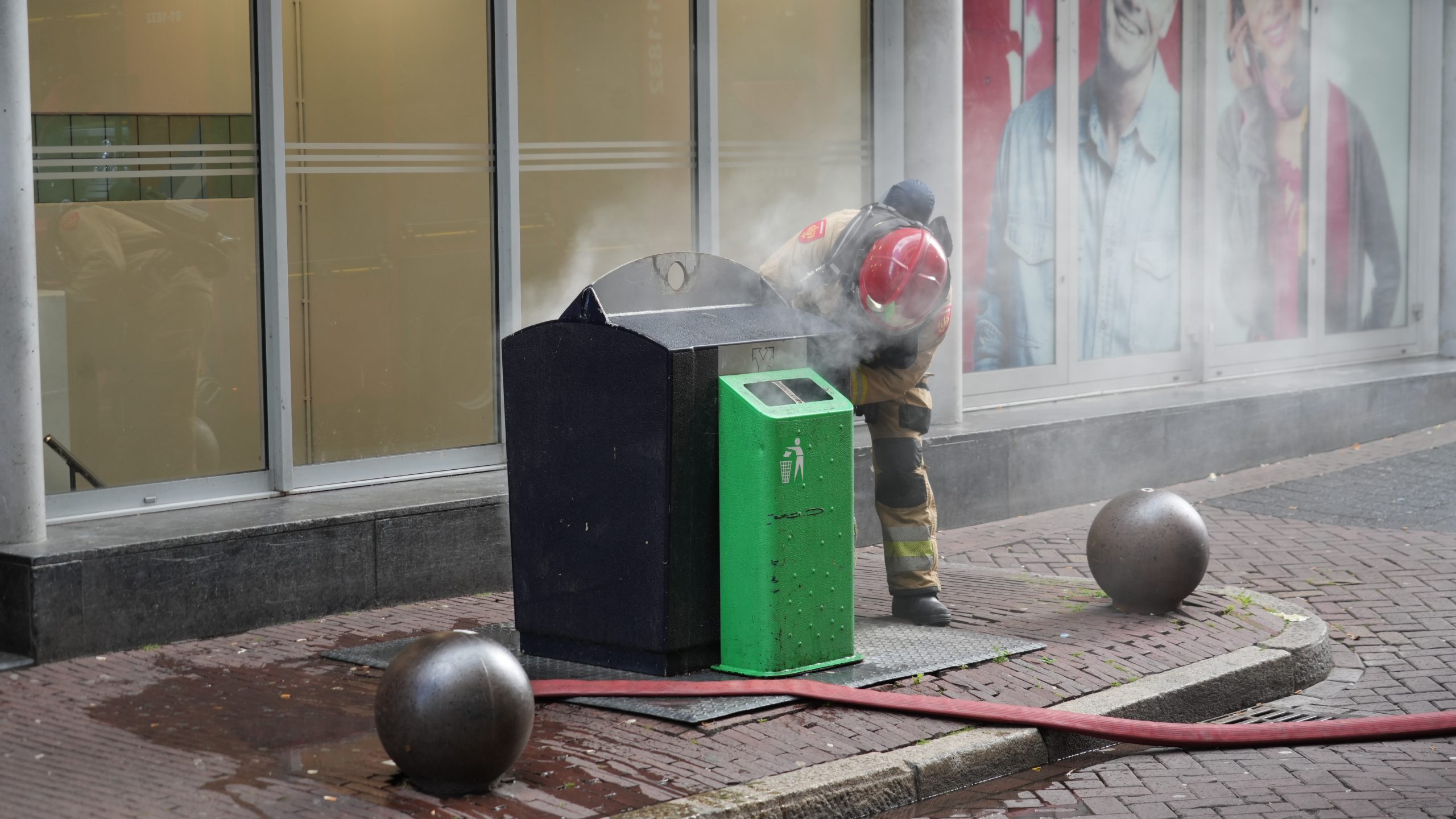Rookontwikkeling bij brand in ondergrondse afvalcontainer aan Gedempte Zuiderdiep