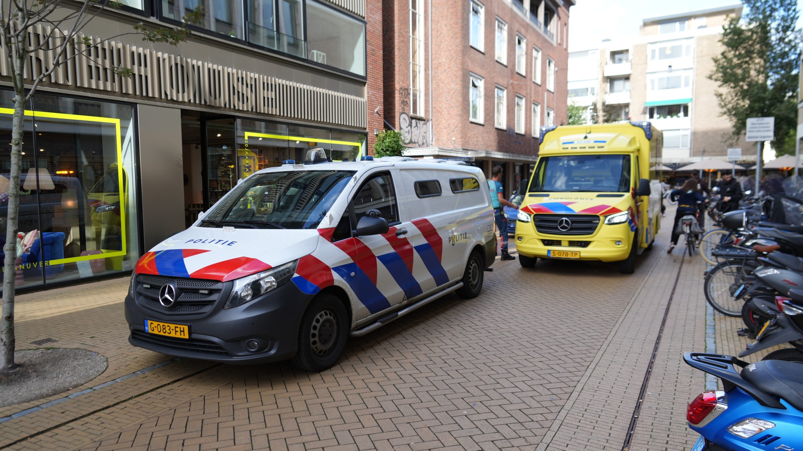 Voetganger geschept door automobilist in Rode Weeshuisstraat