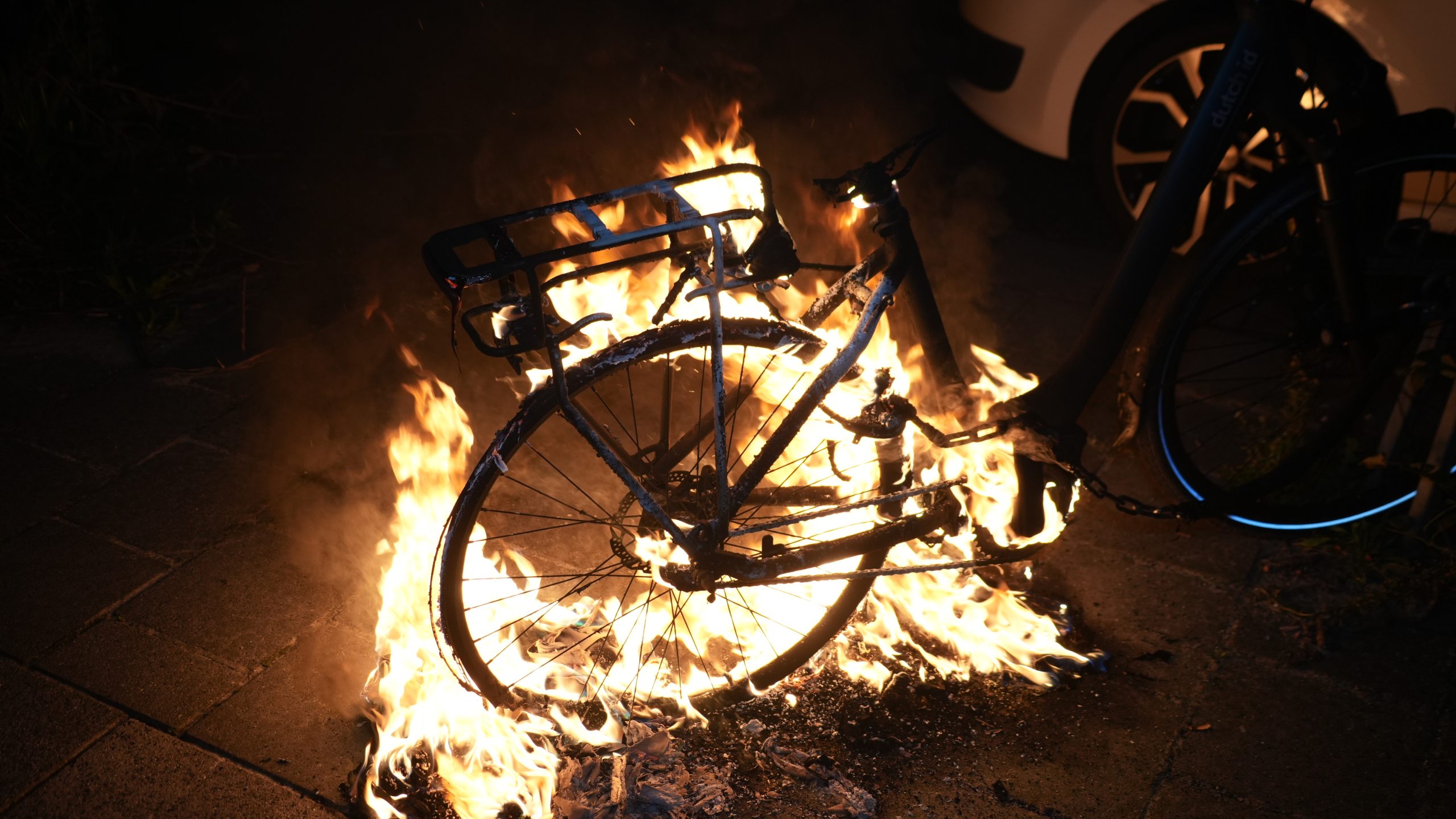 Fiets gaat grotendeels in vlammen op aan Meeuwerderweg