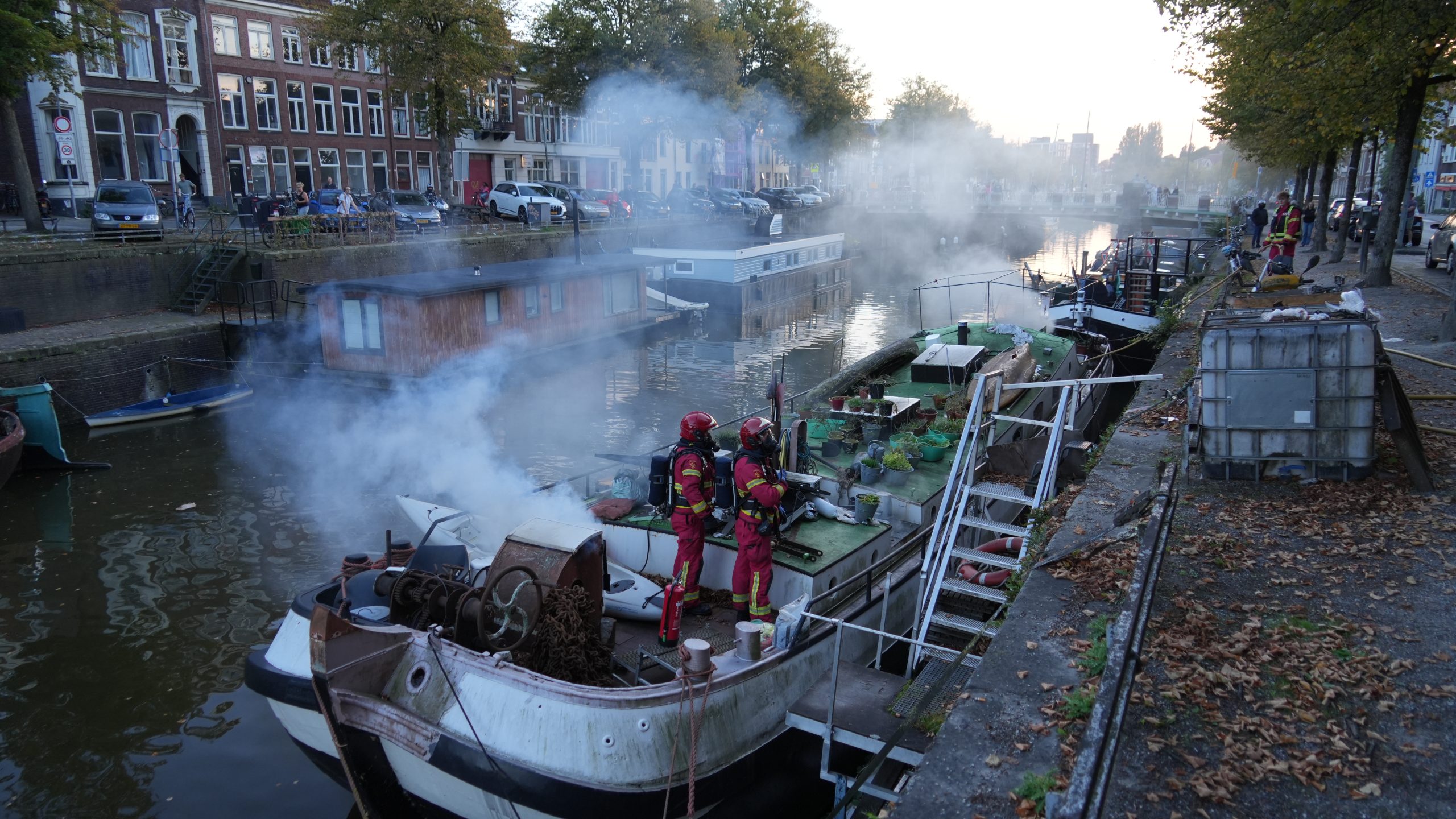 Flinke rookontwikkeling bij brand op woonschip in Noorderhaven