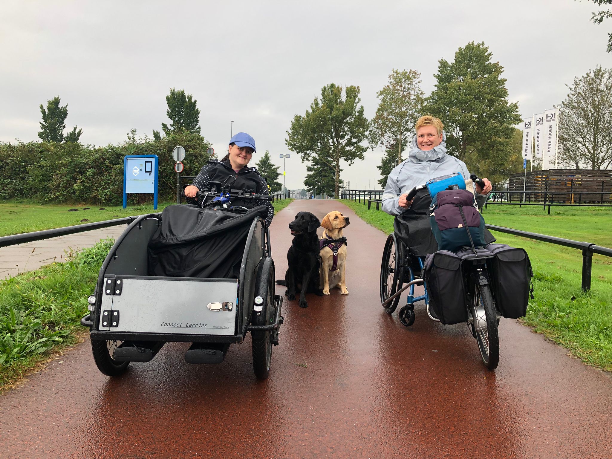 Bente legt in rolstoelbakfiets Elfstedentocht af om aandacht te vragen voor hulphonden: “Zonder Entl