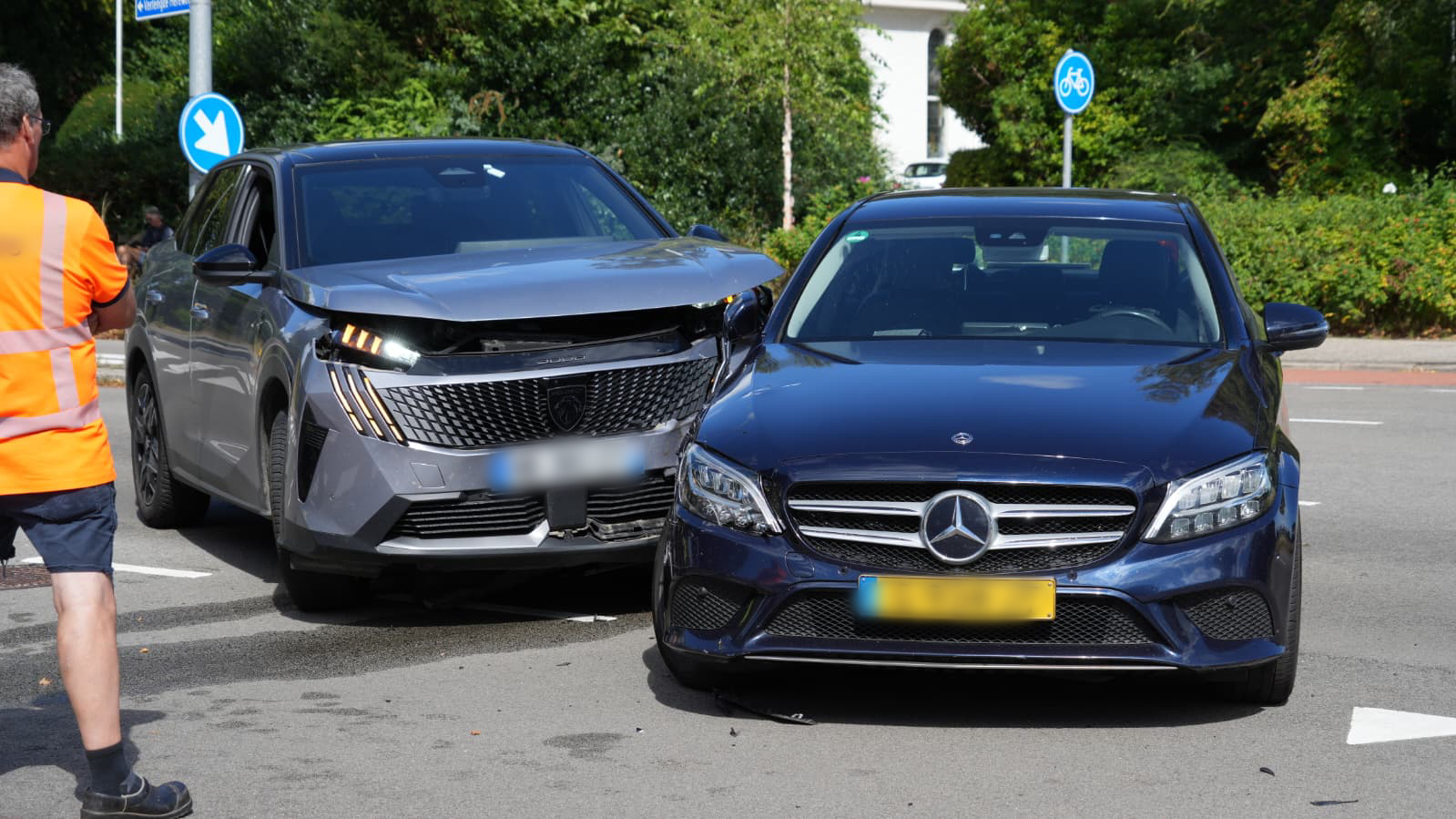 Forse schade door botsing op Verlengde Hereweg