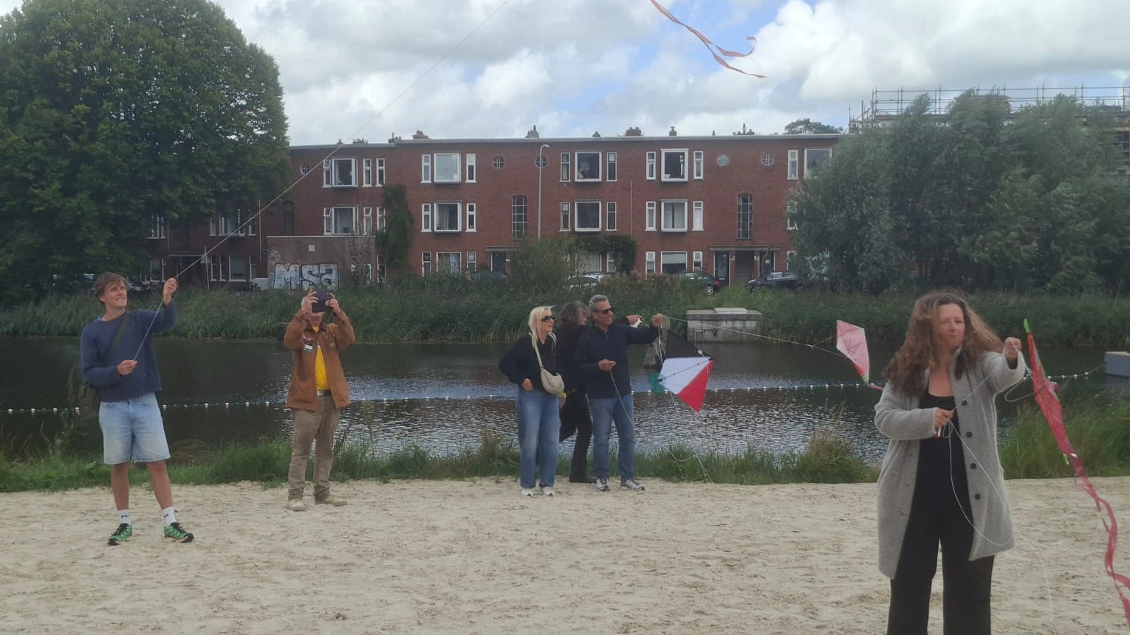 Vliegeractie voor kinderen in Gaza op Stadsstrand: “Heel vreedzaam en liefdevol”