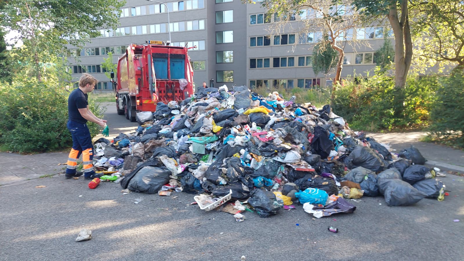 Vuilniswagen dumpt afval op straat na brand in lading