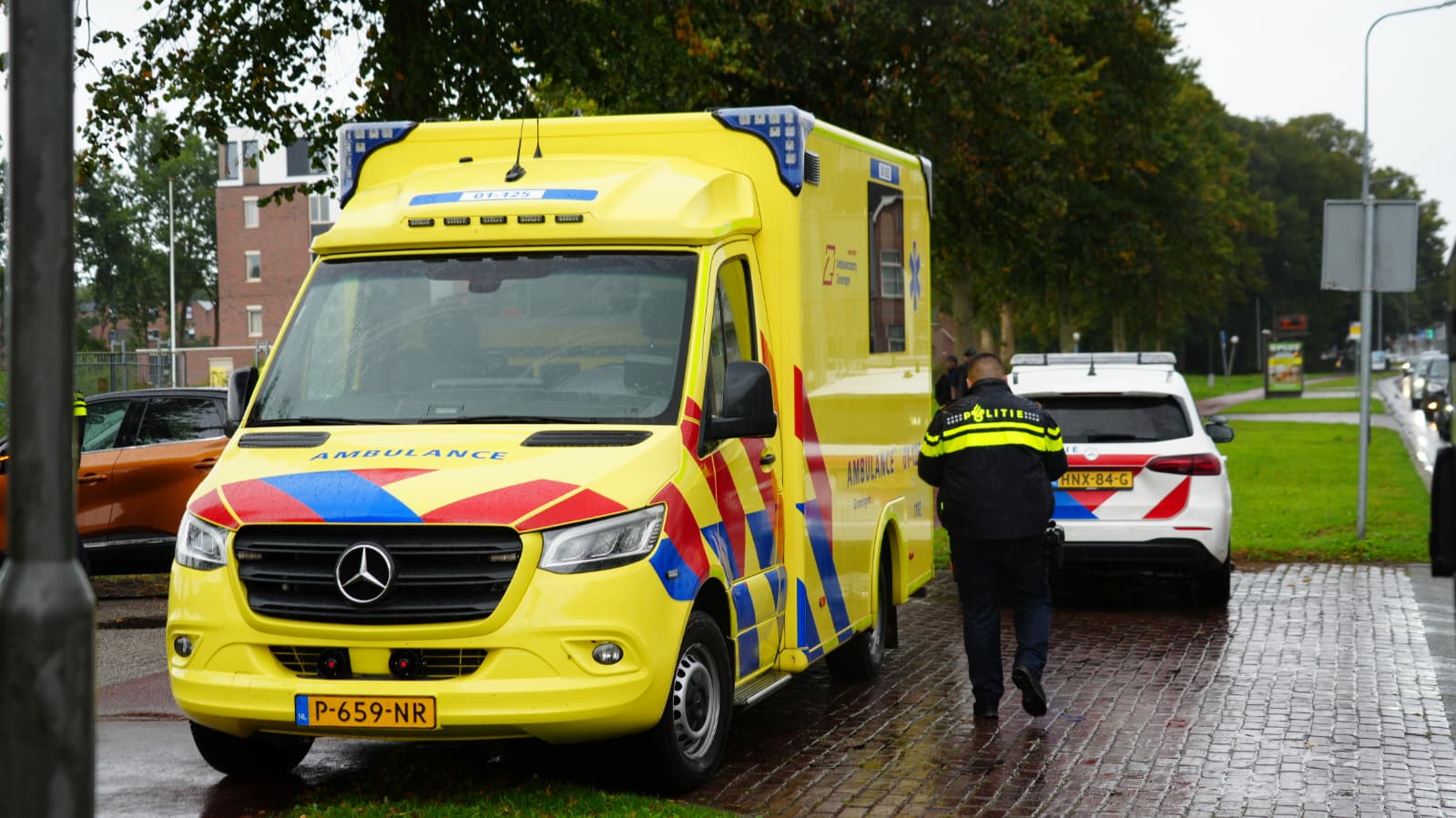 Voetganger raakt gewond door ongeluk met personenauto op Damsterdiep