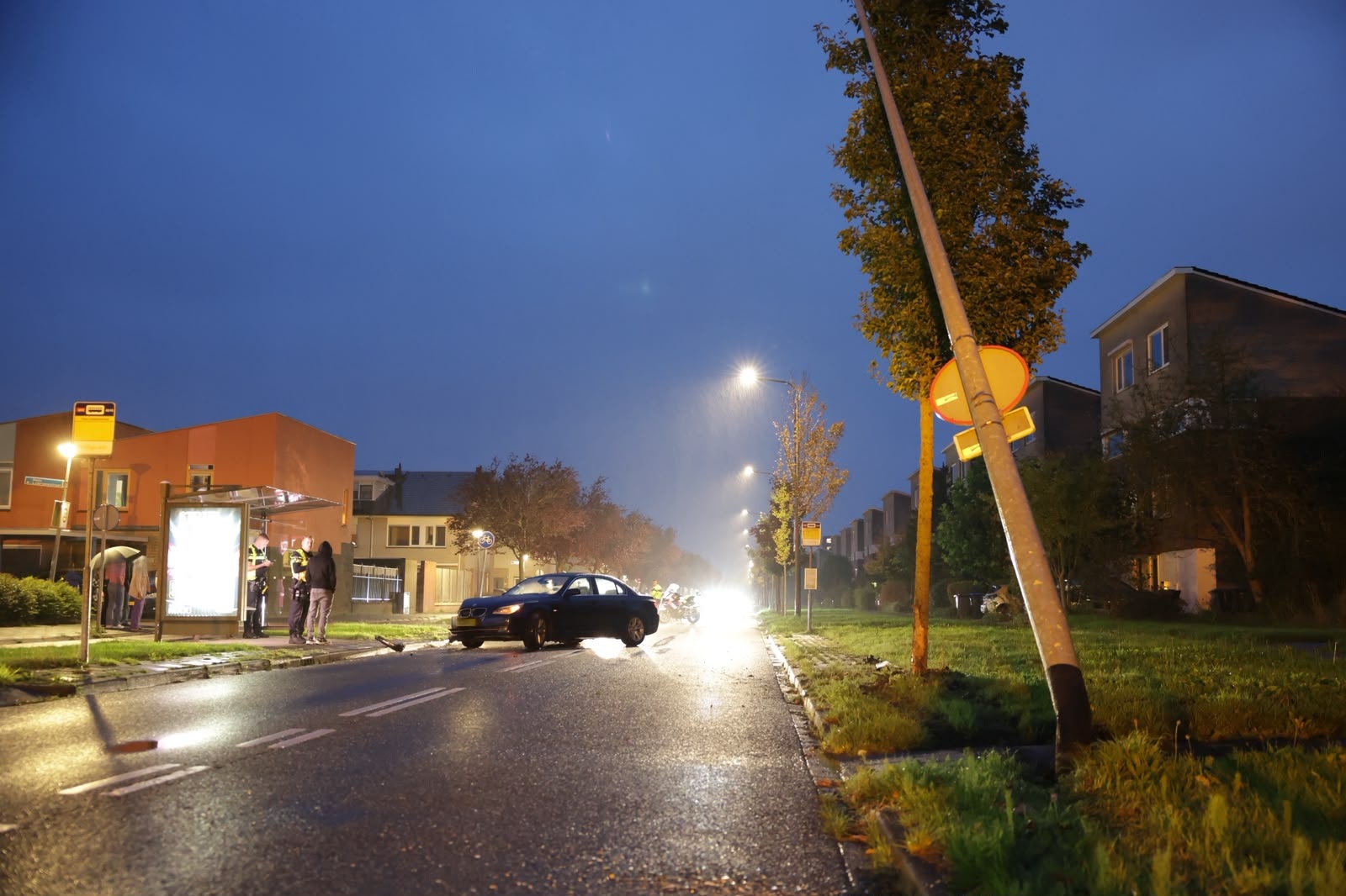 Automobilist botst tegen lantaarnpaal en boom in De Held