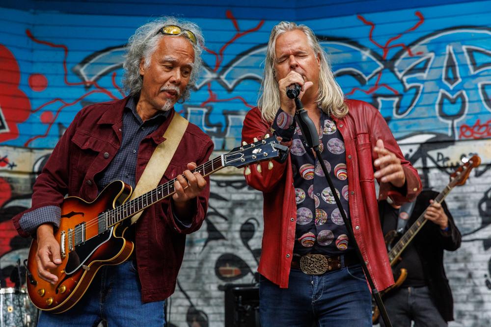 Blueslegende Erwin Java en Erwin Nyhoff laten Sterrebos swingen: “Alsof Harry Muskee zelf op het pod