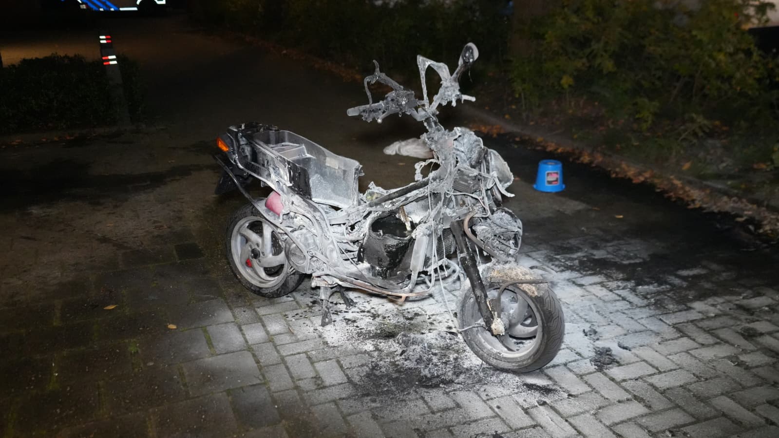 Scooter gaat volledig in vlammen op in Vinkhuizen
