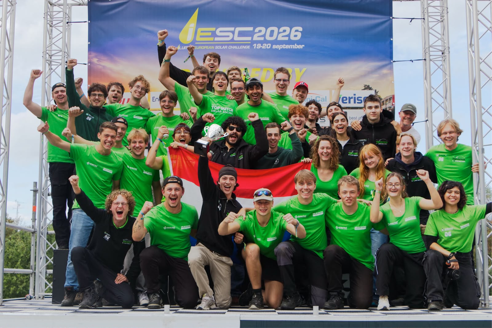 Groningse studenten derde in 24-uursrace voor zonneauto’s in Zolder: “We hebben in de nacht toegesla