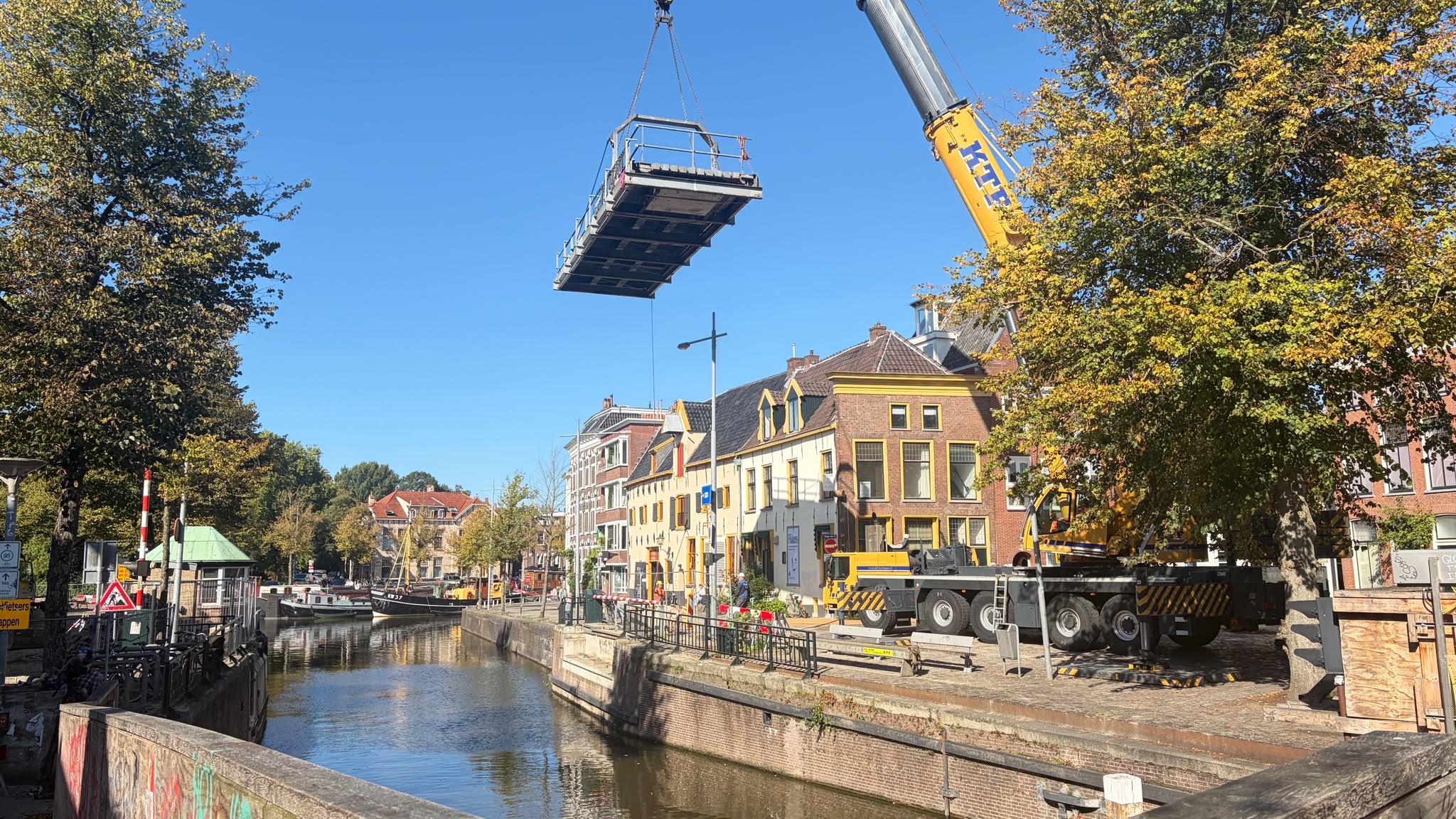 Kritiek op lange stremming Visserbrug zwelt aan: “Project heeft de voortgang van een olietanker in e