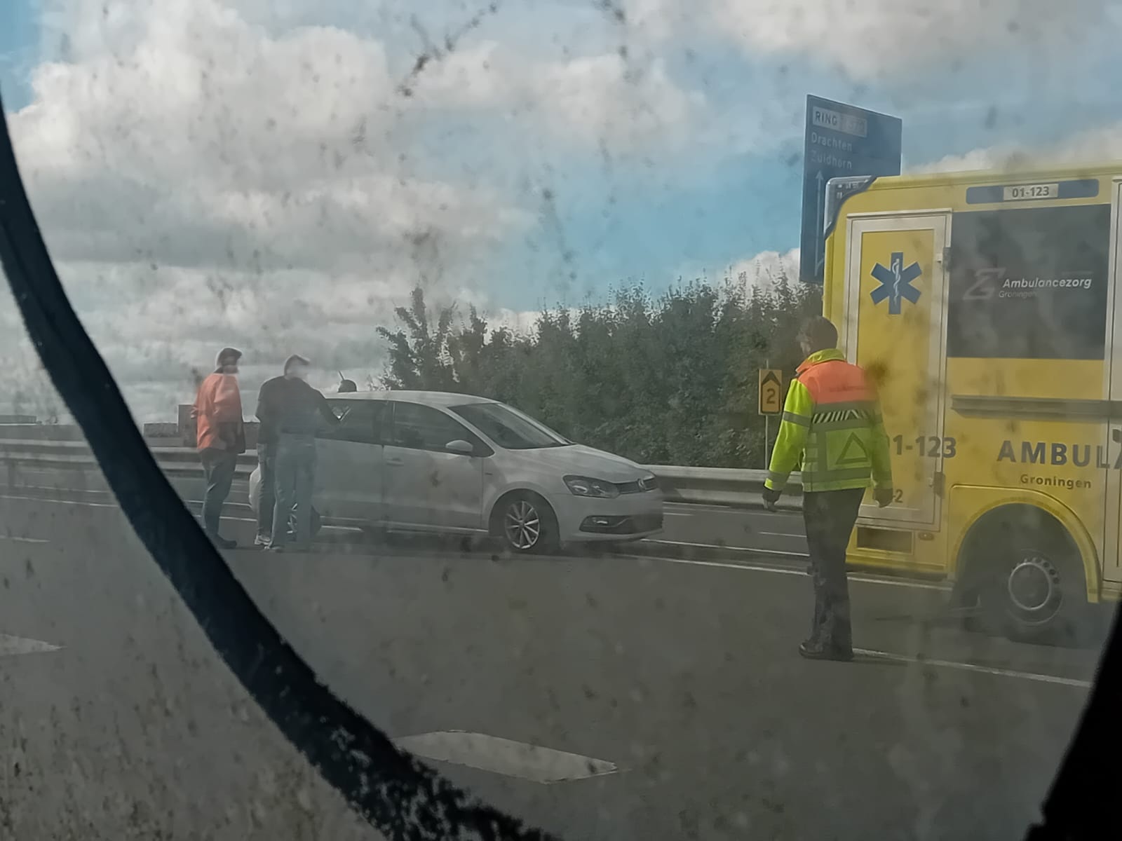 Auto belandt in de vangrail op Noordzeeweg