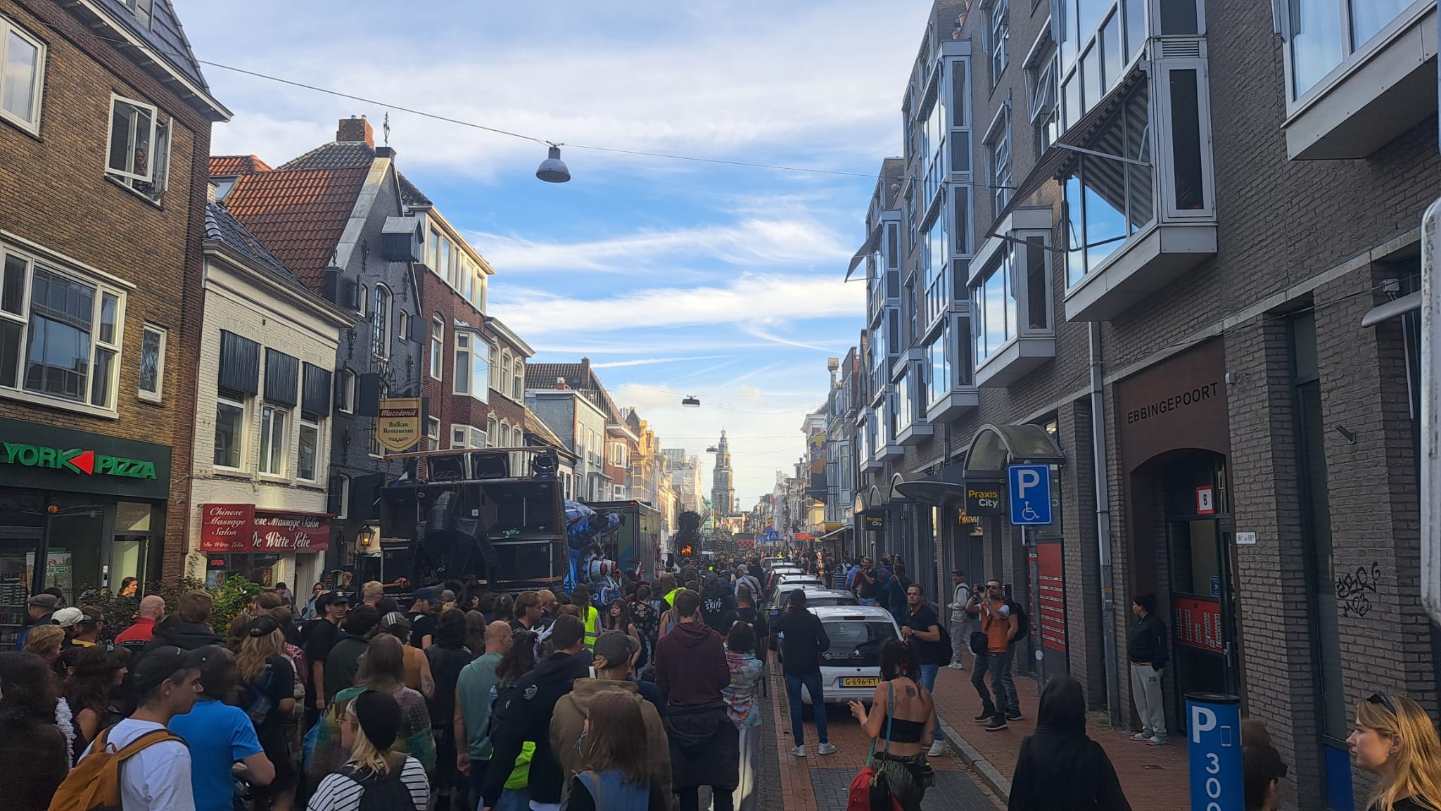 Kleurrijke parade van Groningse Onderstroom trekt door binnenstad: “Broedplaatsen moeten we koestere