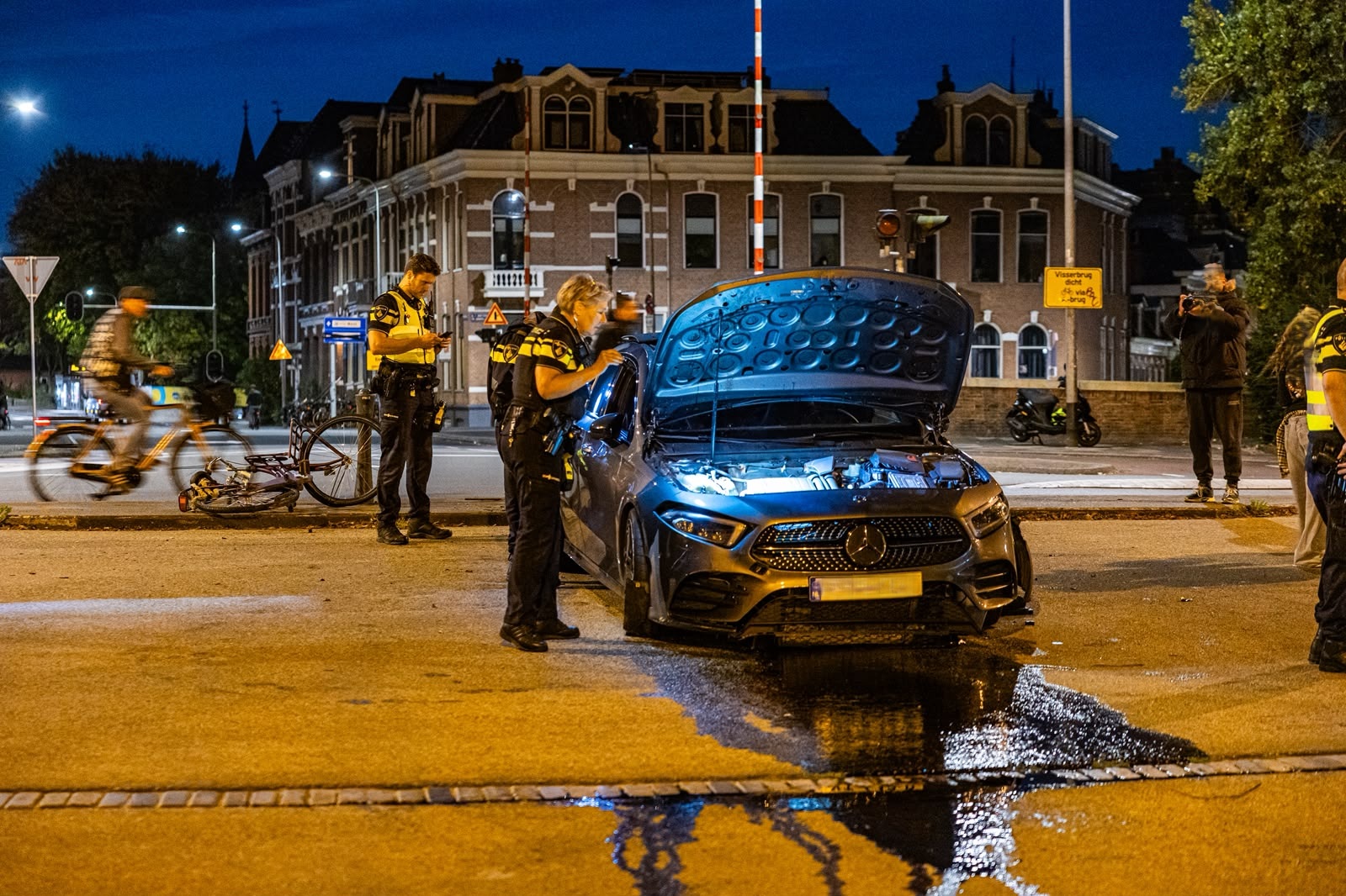 Auto schiet rechtdoor Noorderplantsoen in en ramt paaltje