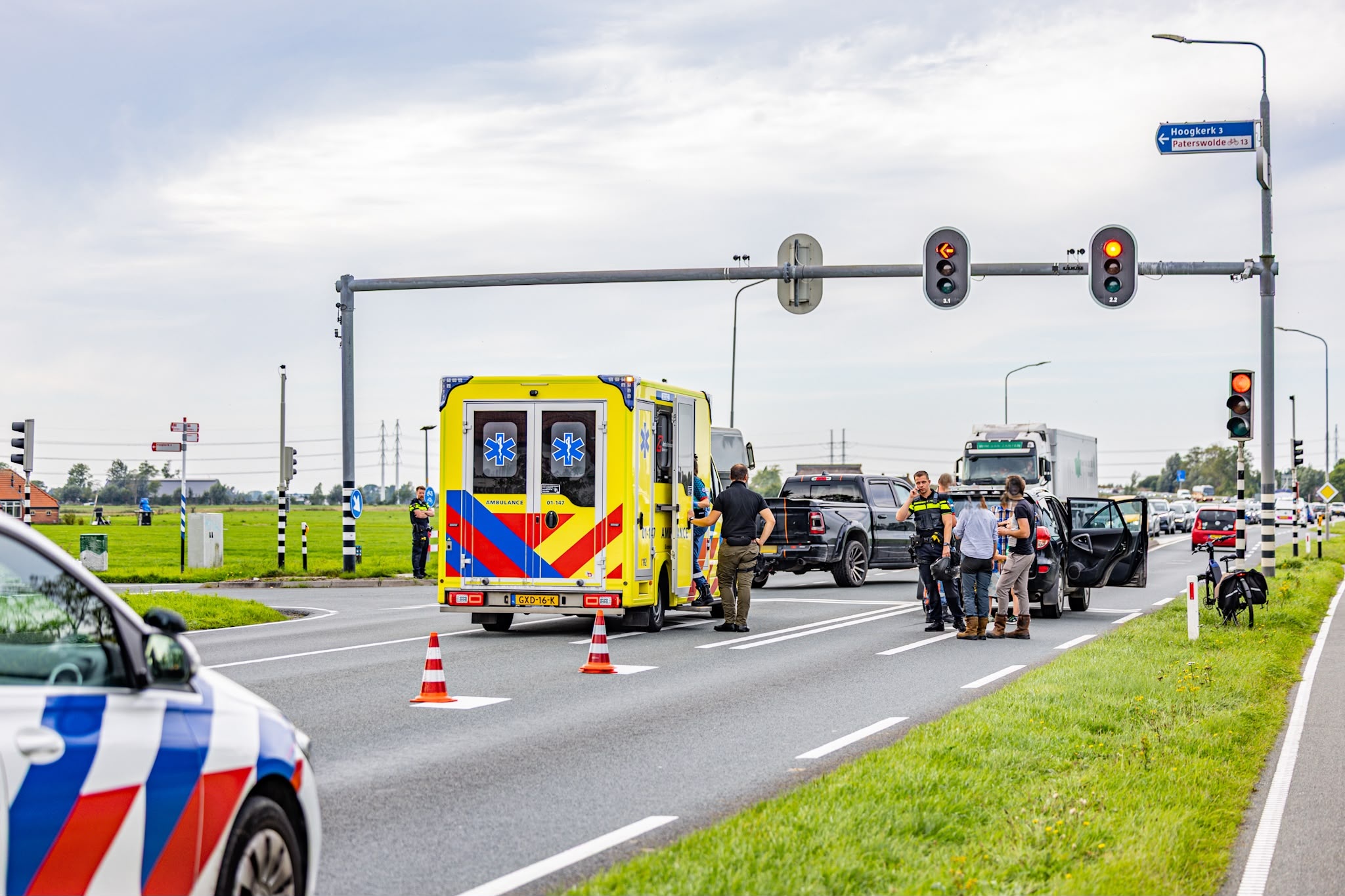 Motorrijder knalt achterop personenauto bij Slaperstil