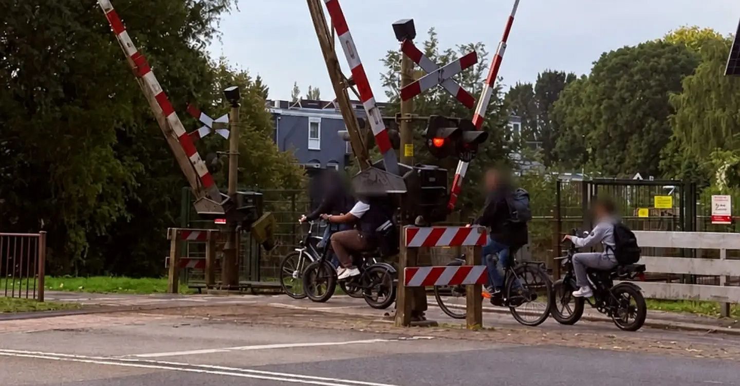 Tientallen bekeuringen uitgedeeld bij controle spoorwegovergangen in Stad