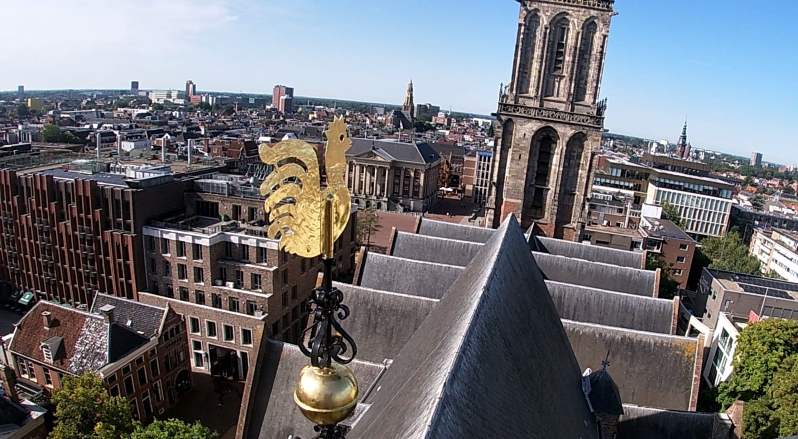 Gerestaureerde windhaan teruggeplaatst op Martinikerk