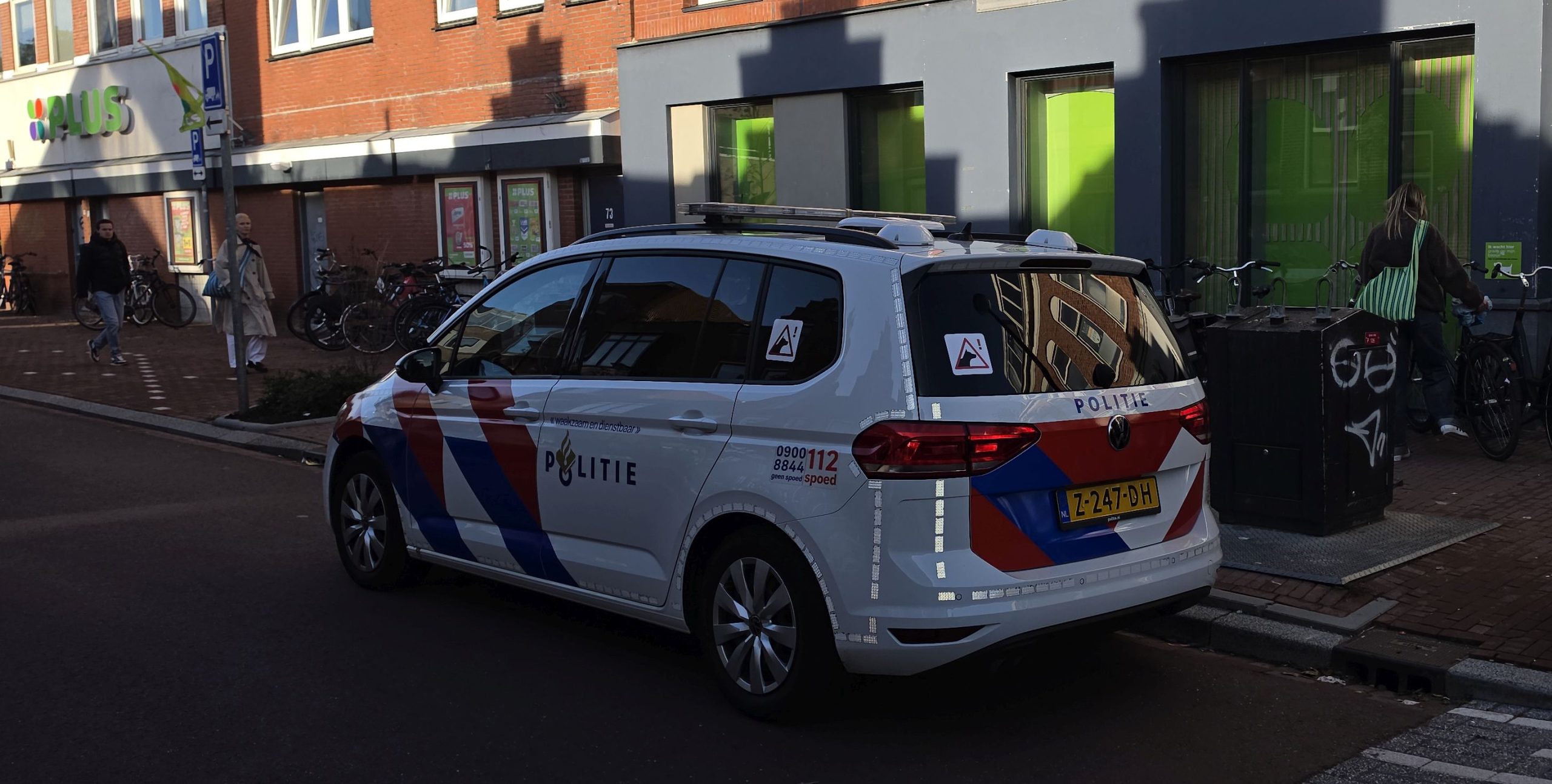 Politie schakelt Burgernet in bij zoektocht verdachte na melding overval bij supermarkt aan Kerklaan