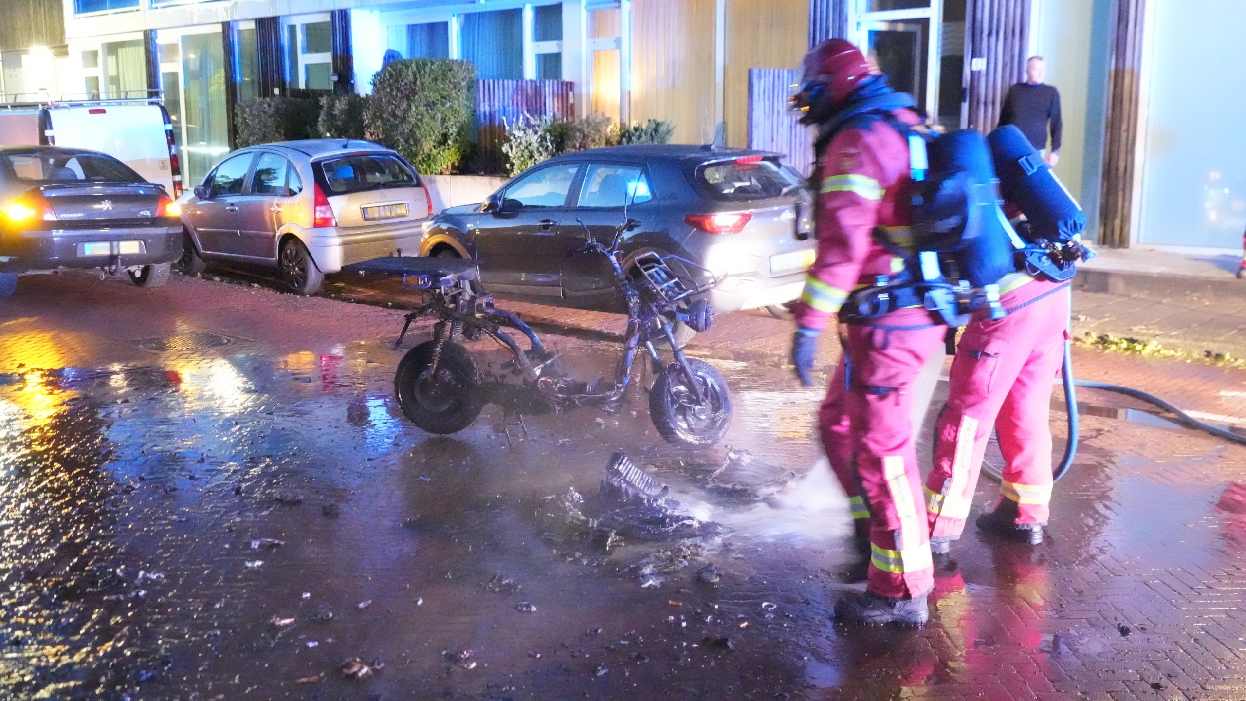 Elektrische bezorgscooter door brand verwoest op de Zuilen in De Hoogte