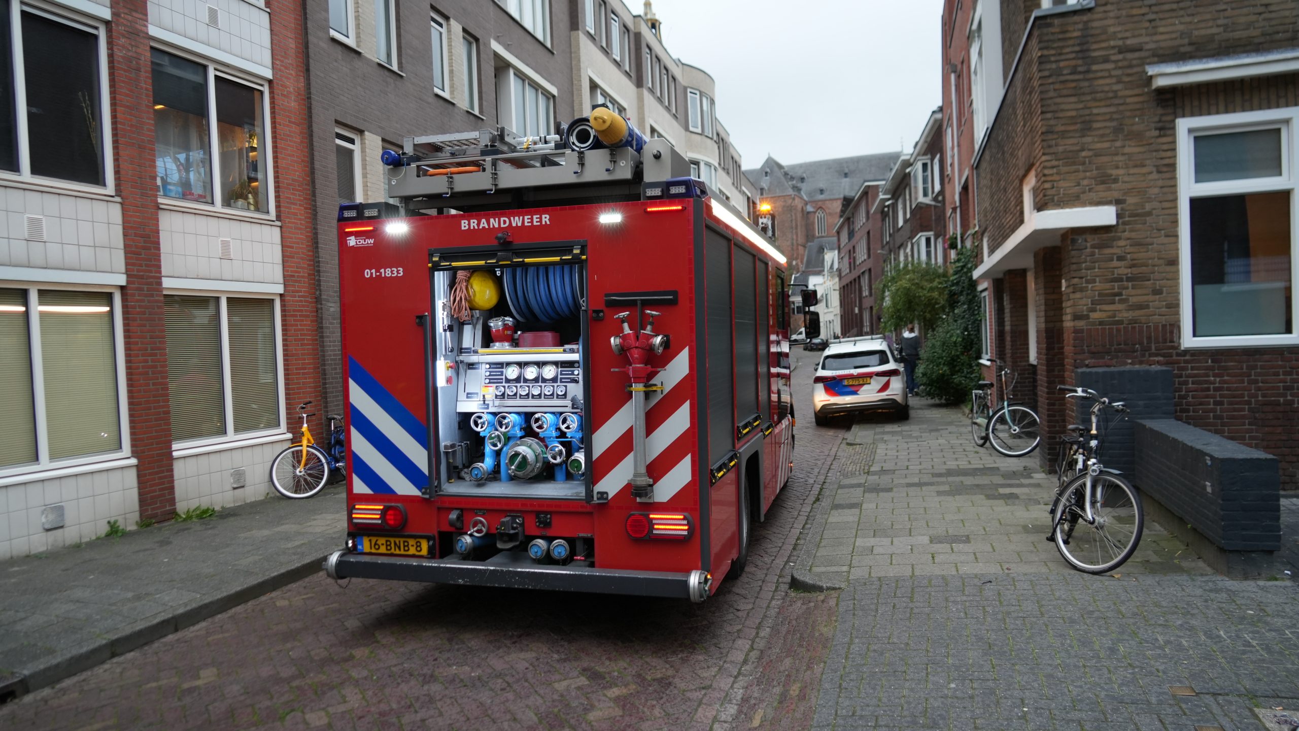 Brandweer zoekt naar gaslek in appartementencomplex aan Schoolholm