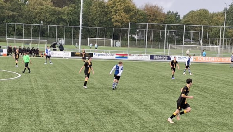 Amateurvoetbal: Helpman en DIO Groningen blijven foutloos, eerste punten VVK