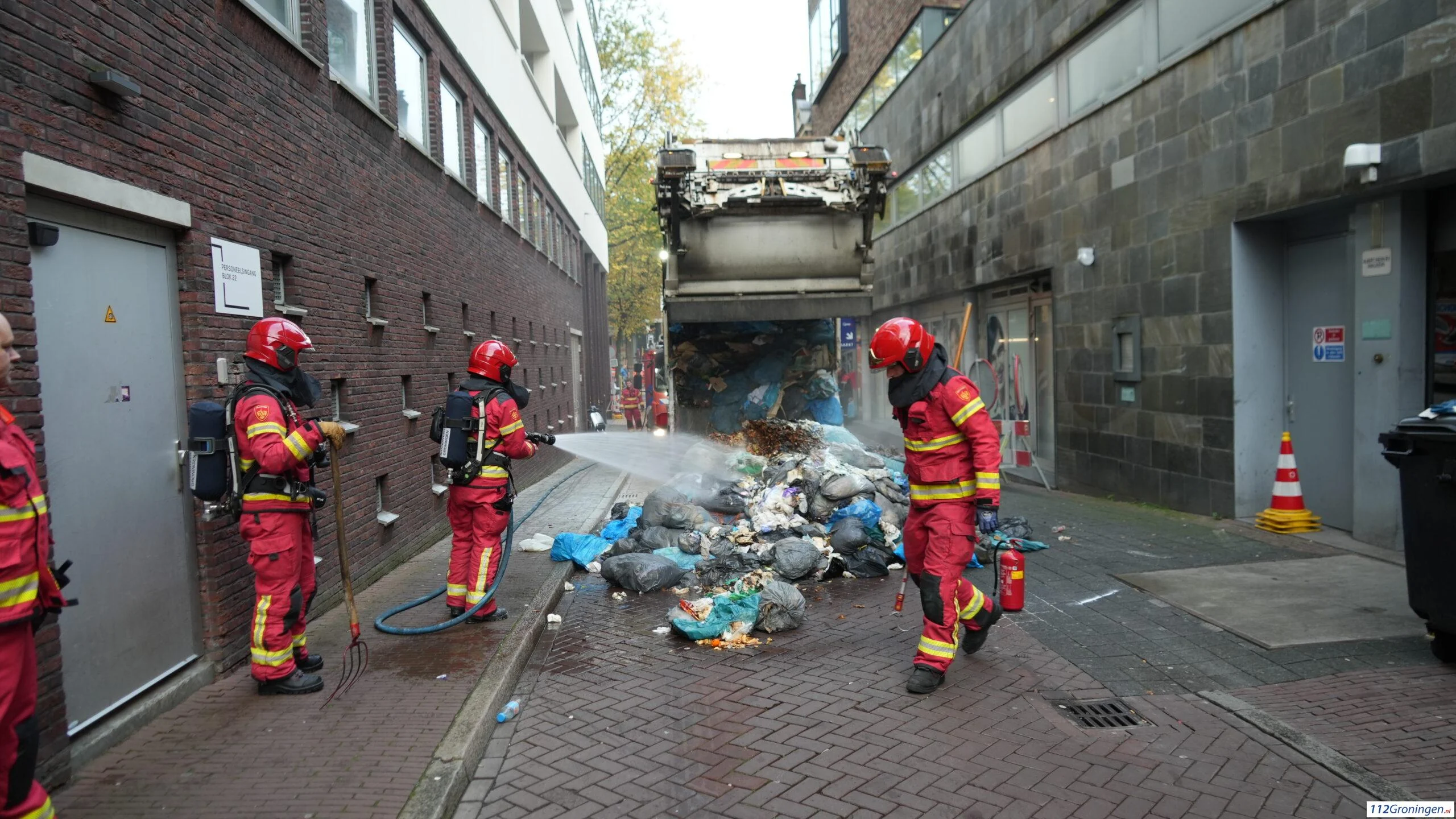 Afval van vuilniswagen in brand