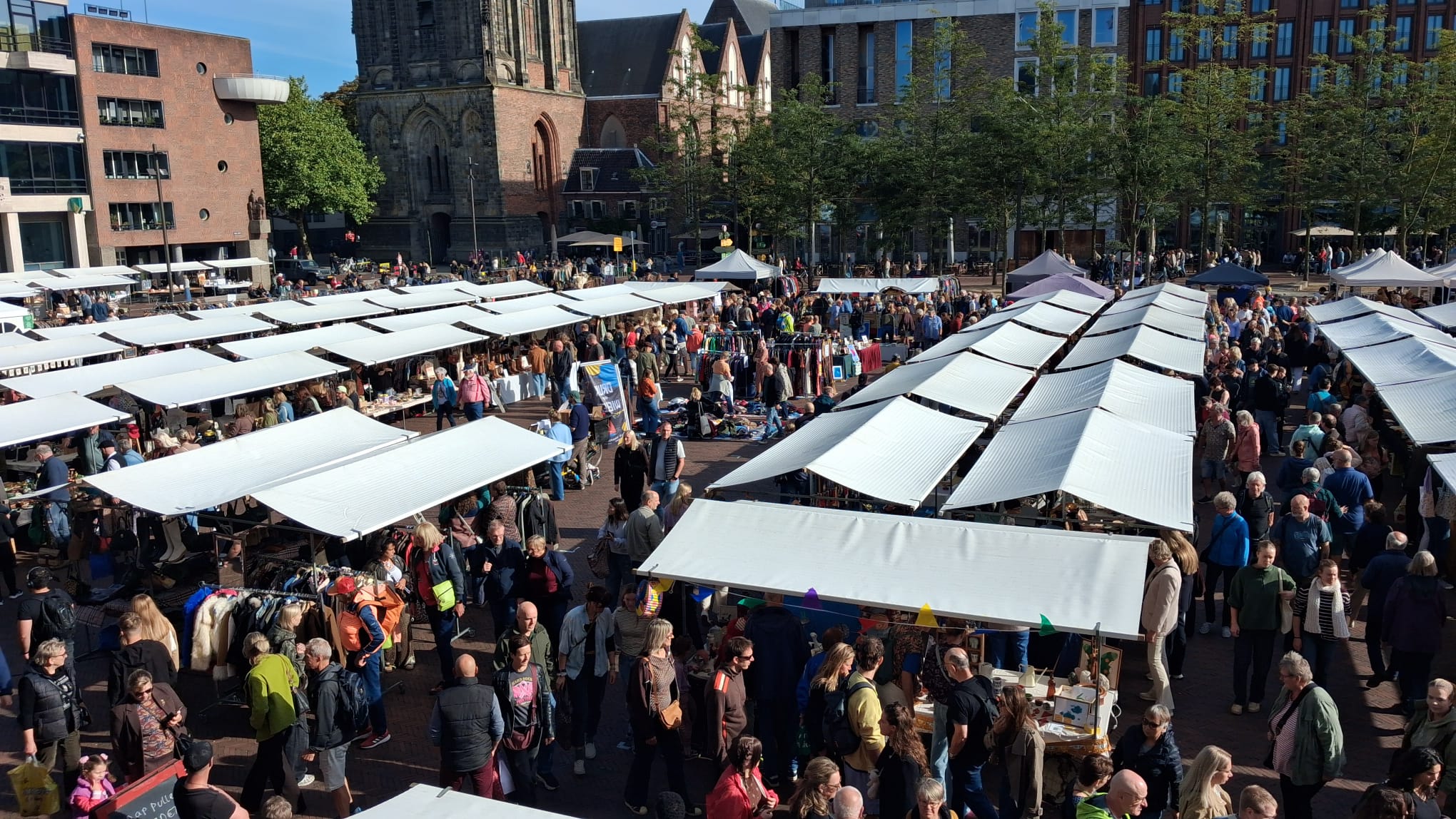 Schuifelen langs marktkraampjes op Groninger Marktendag: “Het was al vroeg heel druk” (foto’s)