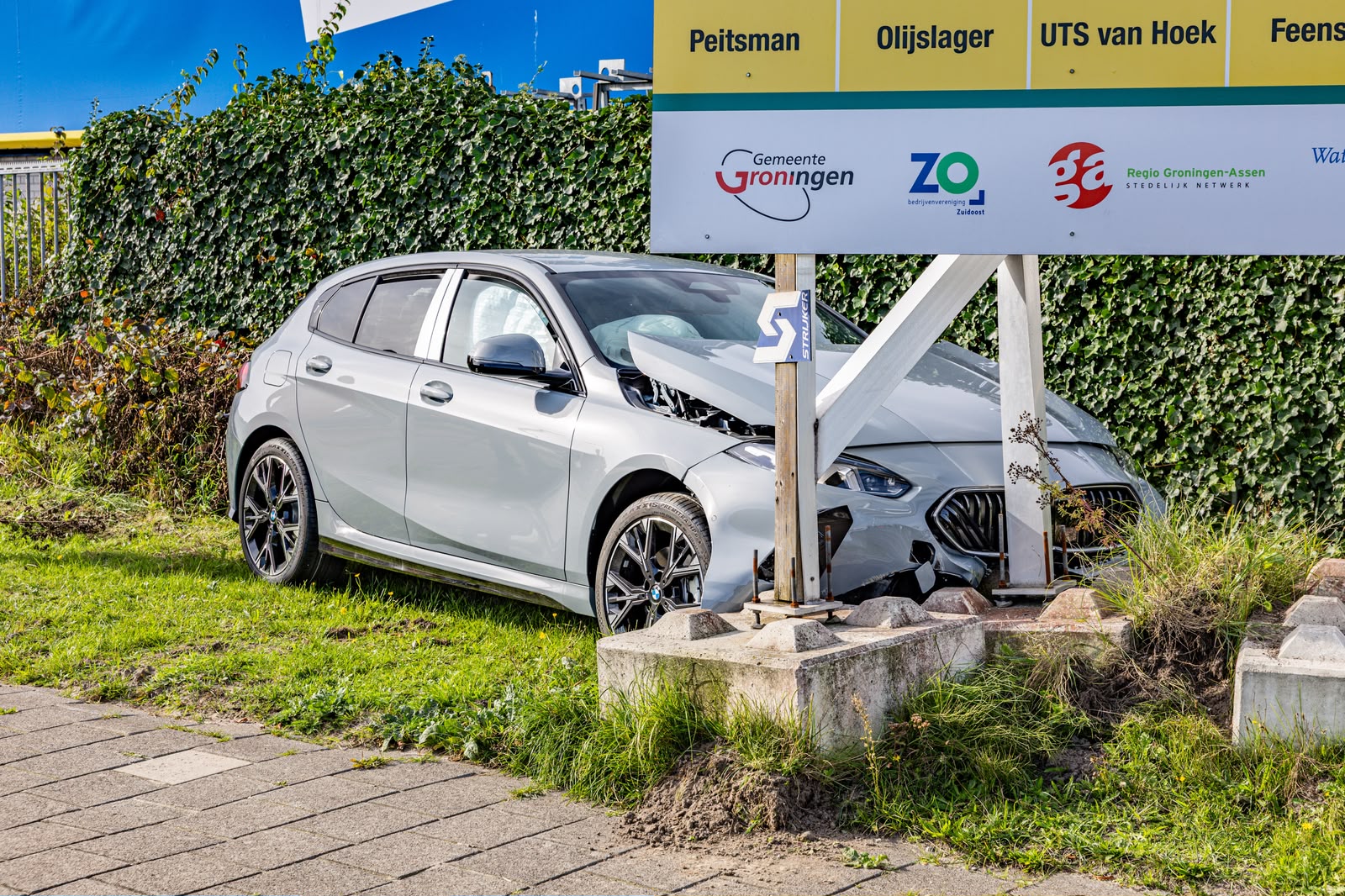 Automobilist vliegt uit de bocht op Bornholmstraat en knalt tegen stellage