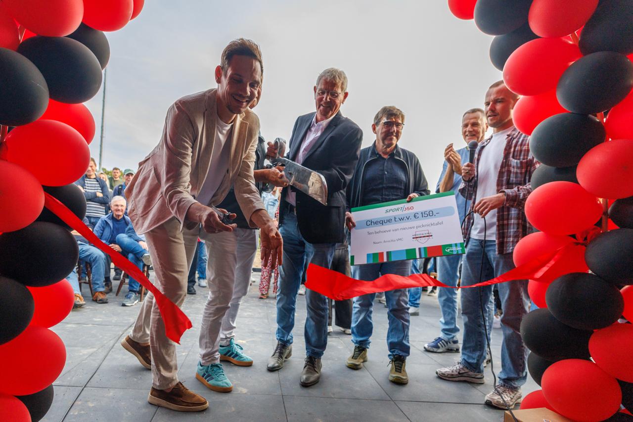 Nieuwe kantine voetbalvereniging Amicitia geopend: “Samenwerken heeft ons sociale hart versterkt”